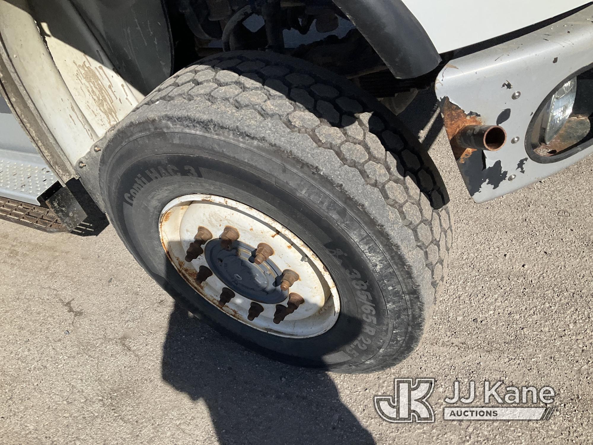 (Kansas City, MO) Altec AM900-E100, Double-Elevator Bucket Truck rear mounted on 2014 Freightliner M