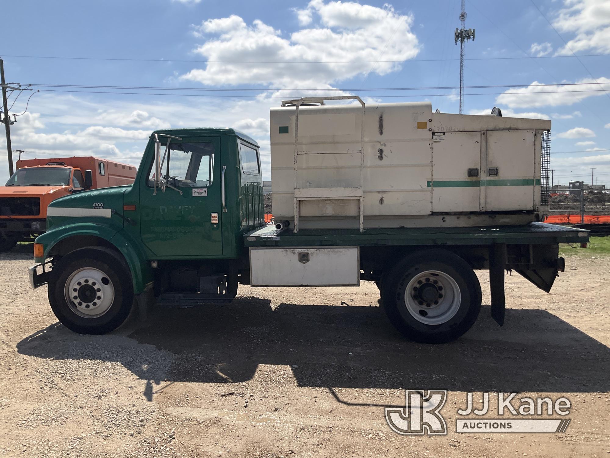 (Waxahachie, TX) 2002 International 4700 Spray Truck, Selling with unit 7070208 Runs & Moves) (Jump