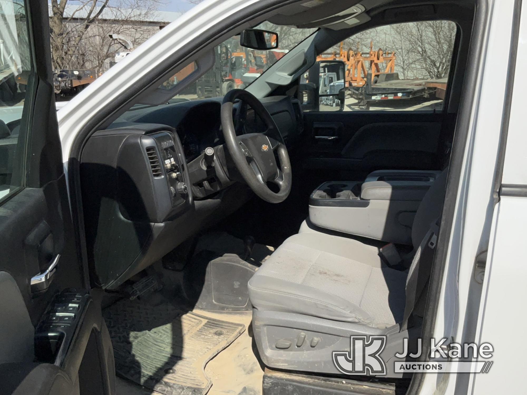 (Des Moines, IA) 2017 Chevrolet Silverado 2500HD 4x4 Extended-Cab Service Truck Runs & Moves