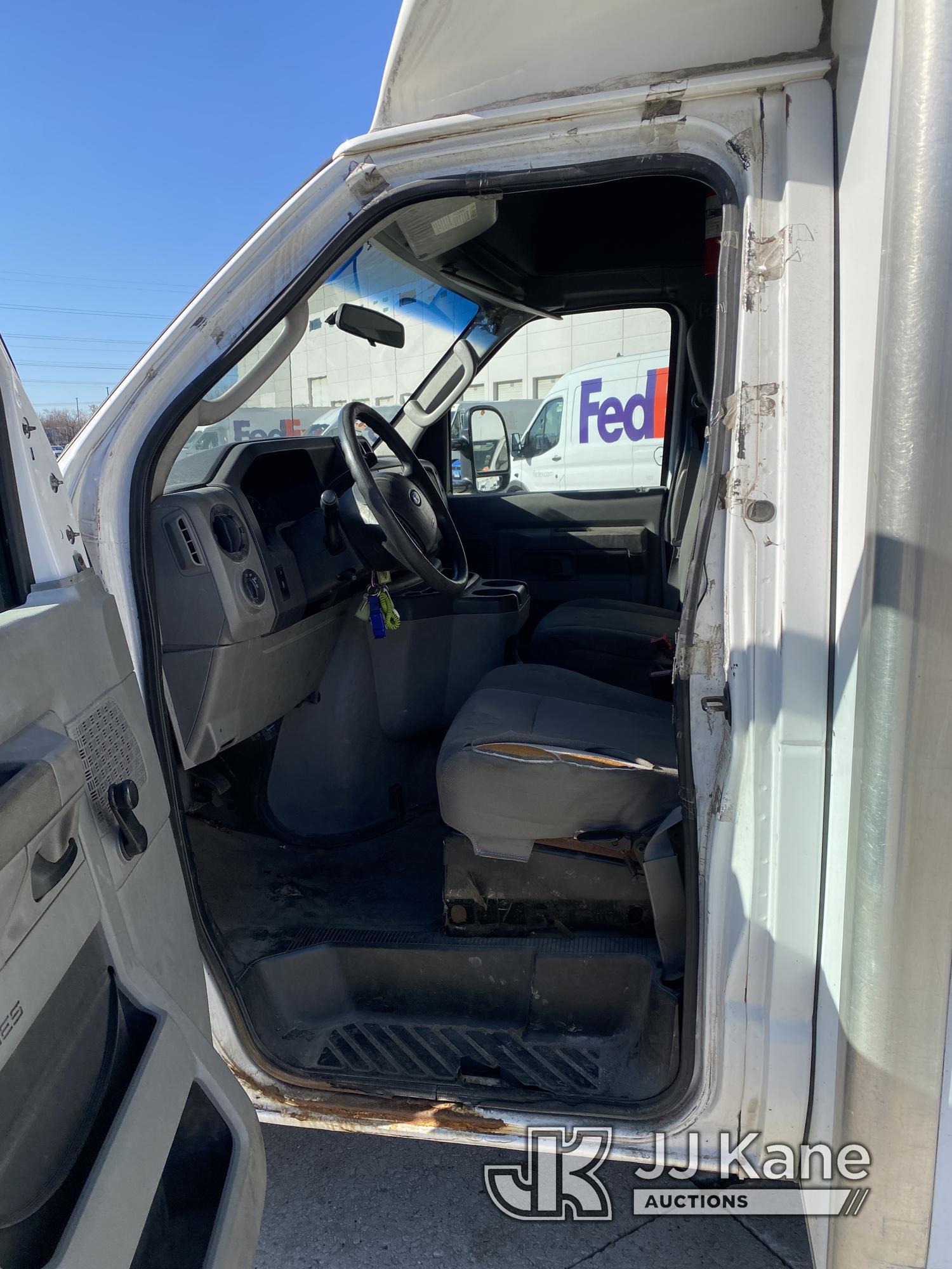 (Bedford Park, IL) 2011 Ford E350 Cutaway Enclosed Service Van Runs, Moves.  ABS Light.  Rear Passen