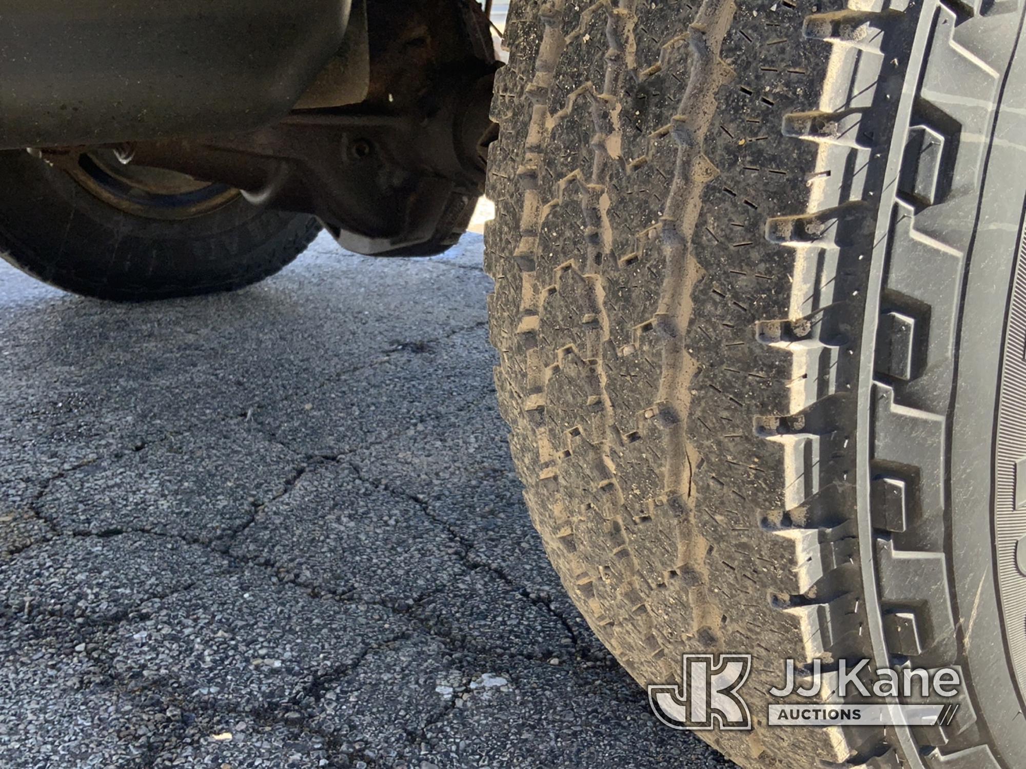 (South Beloit, IL) 2001 Ford F350 4x4 Service Truck Runs & Moves, Plow Operates) (Rust Damage