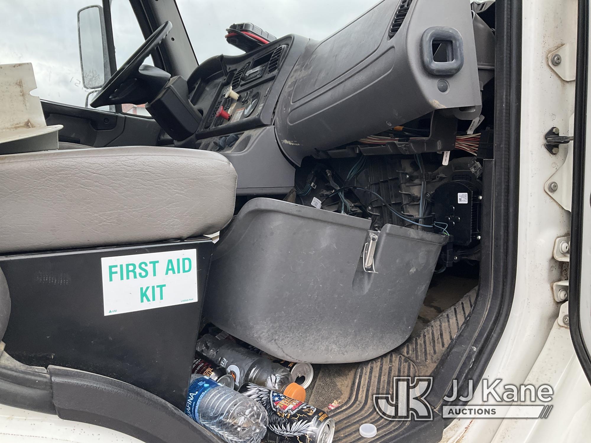 (Kansas City, MO) Altec AM900-E100, Double-Elevator Bucket Truck rear mounted on 2014 Freightliner M