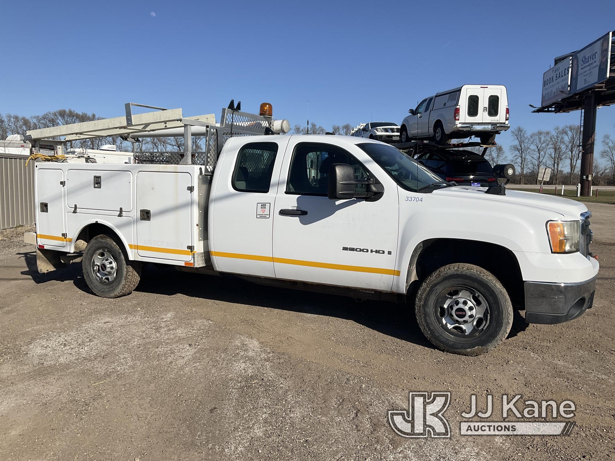 (South Beloit, IL) 2007 GMC Sierra 2500HD 4x4 Extended-Cab Service Truck Runs & Moves) (Cracked Pass