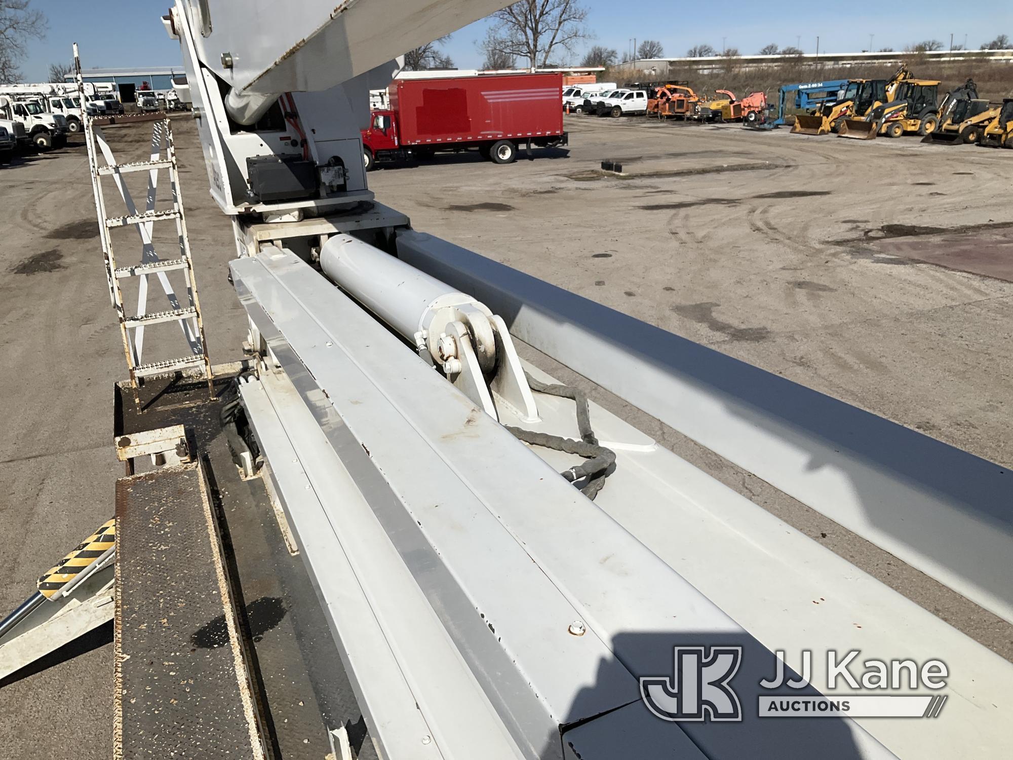 (Kansas City, MO) Altec AM900-E100, Double-Elevator Bucket Truck rear mounted on 2014 Freightliner M