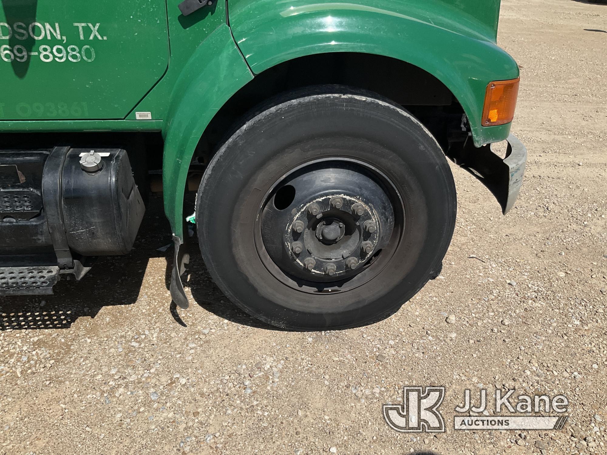 (Waxahachie, TX) 2002 International 4700 Spray Truck, Selling with unit 7070208 Runs & Moves) (Jump