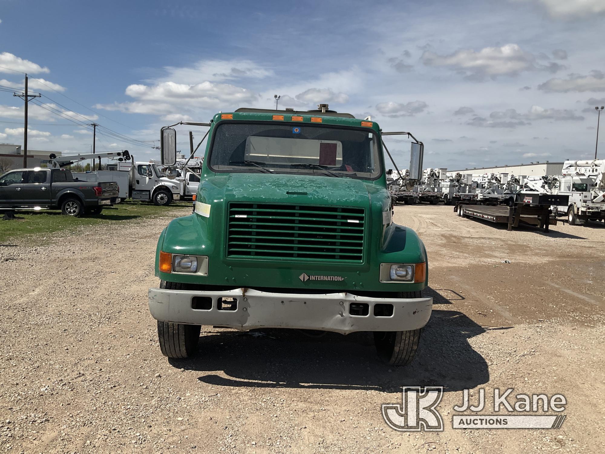 (Waxahachie, TX) 2002 International 4700 Spray Truck, Selling with unit 7070208 Runs & Moves) (Jump