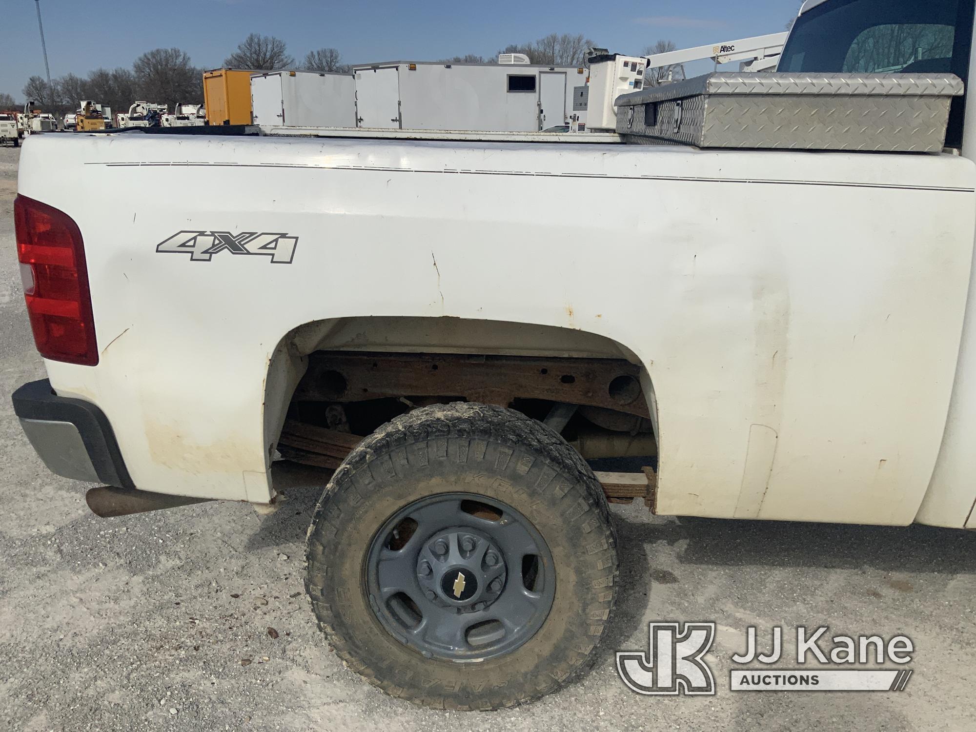 (Hawk Point, MO) 2011 Chevrolet Silverado 2500HD 4x4 Extended-Cab Pickup Truck Runs & Moves) (Jump T