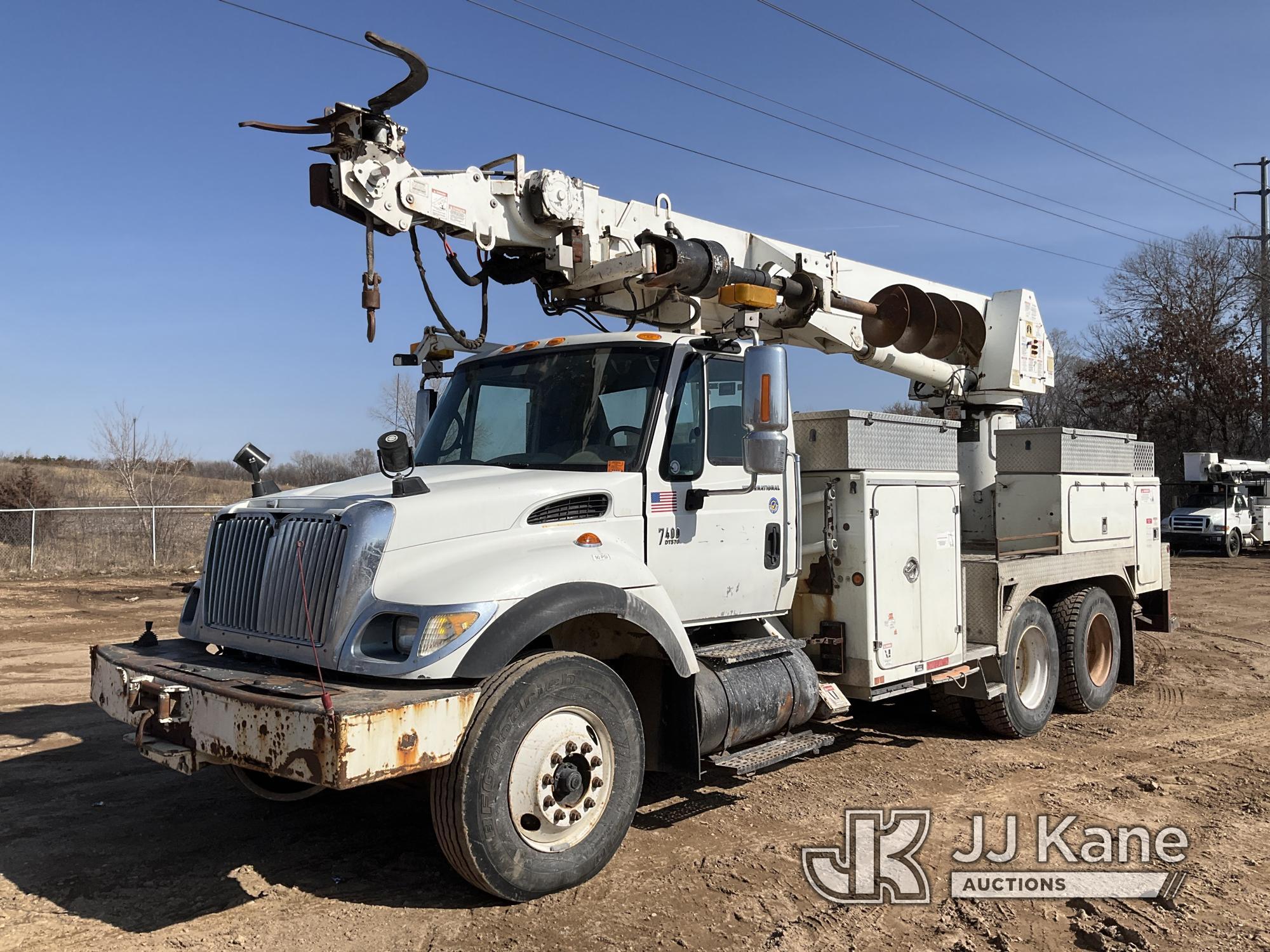 (Shakopee, MN) Versalift VXD-50, Digger Derrick rear mounted on 2005 International 7400 T/A Utility