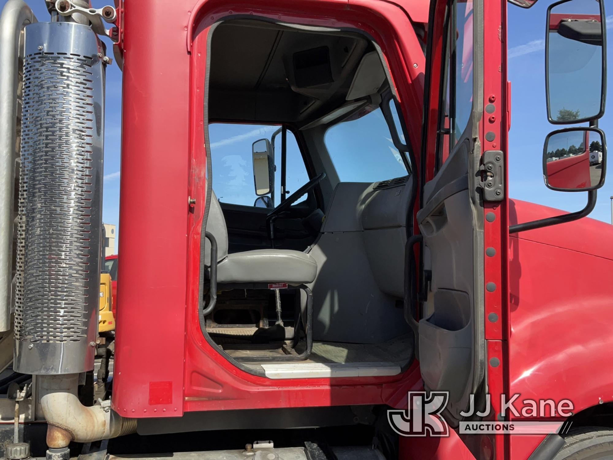 (Maple Lake, MN) 2006 Freightliner Columbia 120 T/A Truck Tractor, PRIOR SALVAGE TITLE Runs and Move