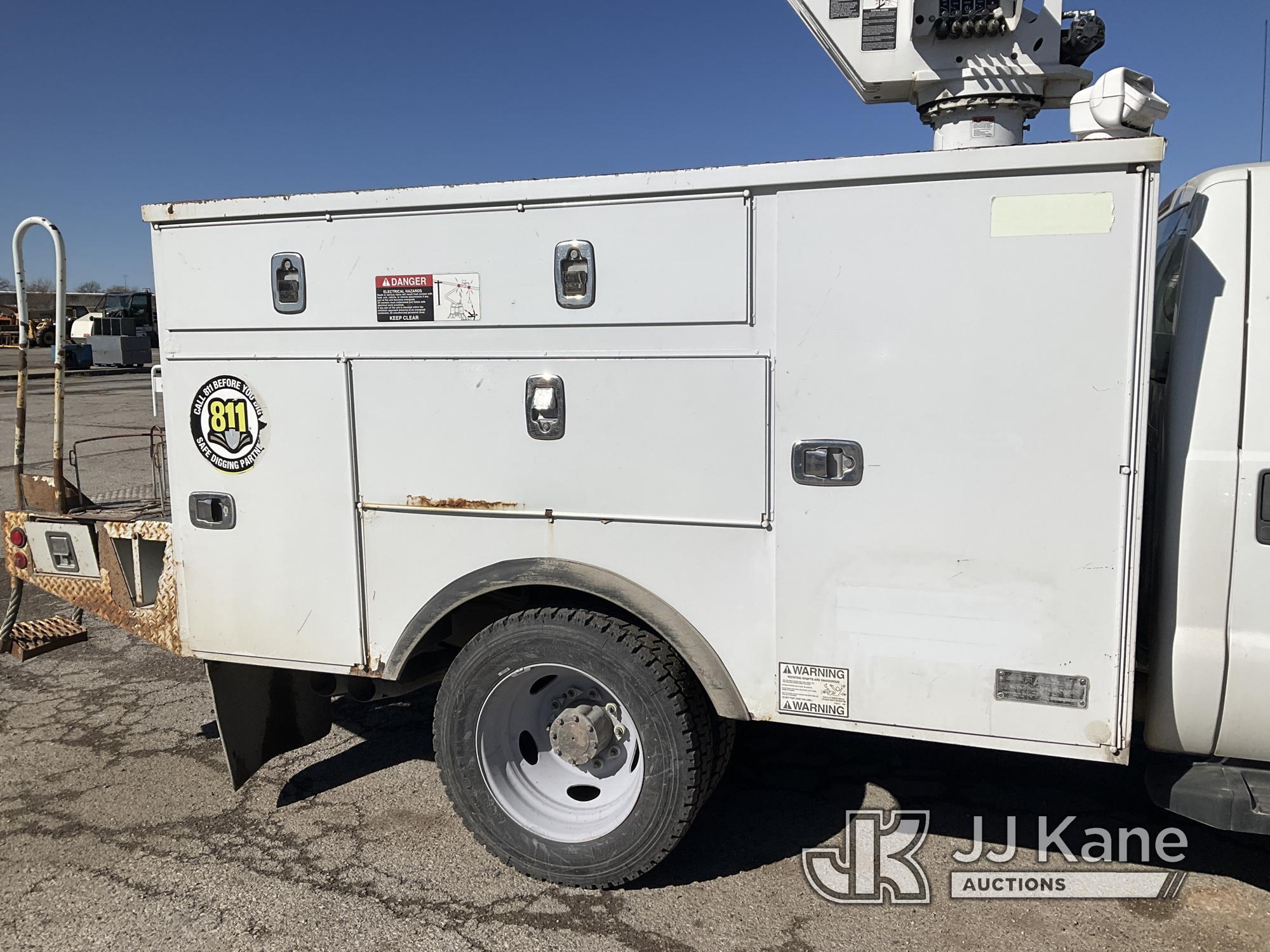 (Kansas City, MO) Altec AT37G, Articulating & Telescopic Bucket mounted behind cab on 2015 Ford F550