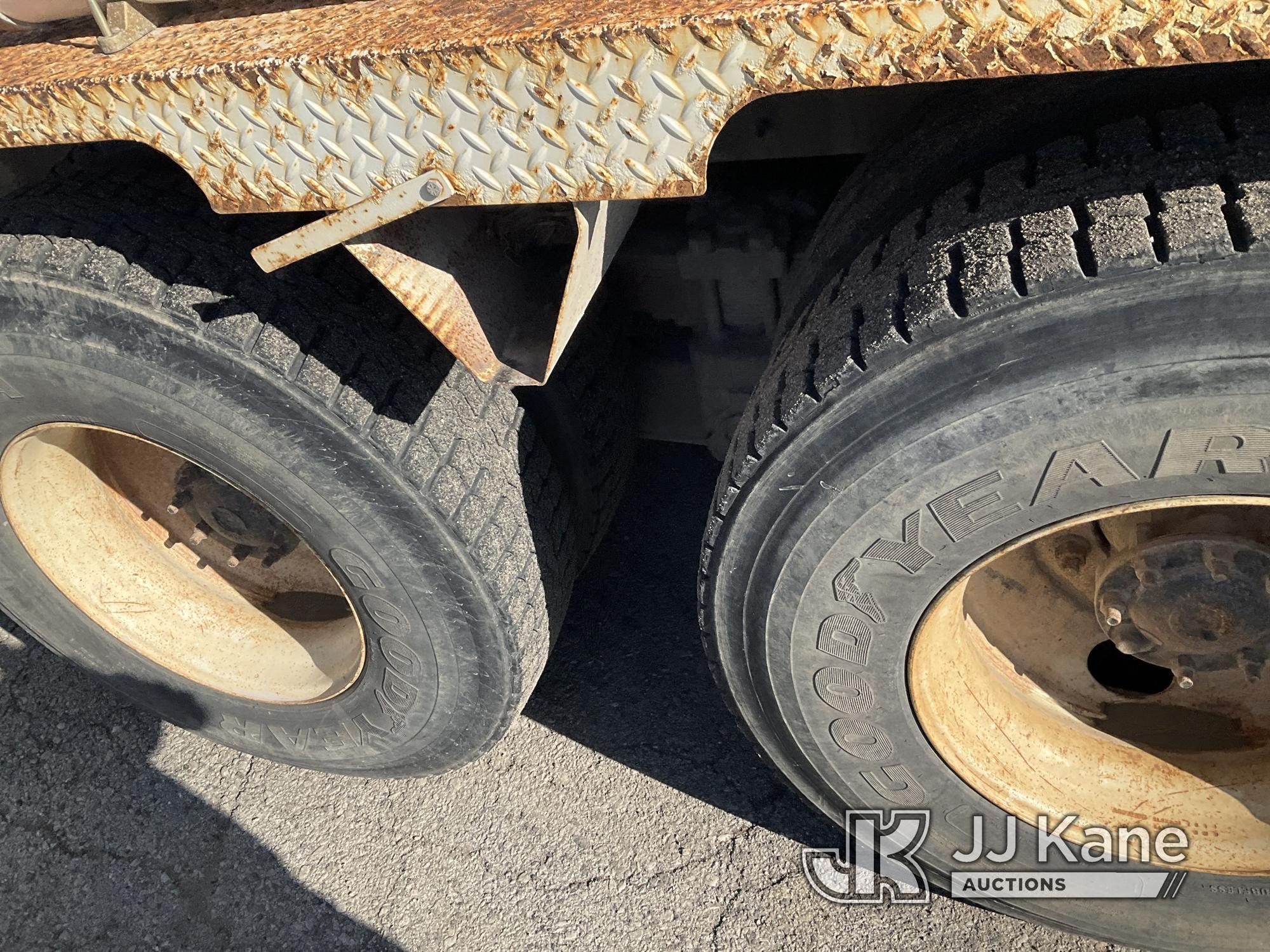 (Kansas City, MO) Altec AM900-E100, Double-Elevator Bucket Truck rear mounted on 2011 International