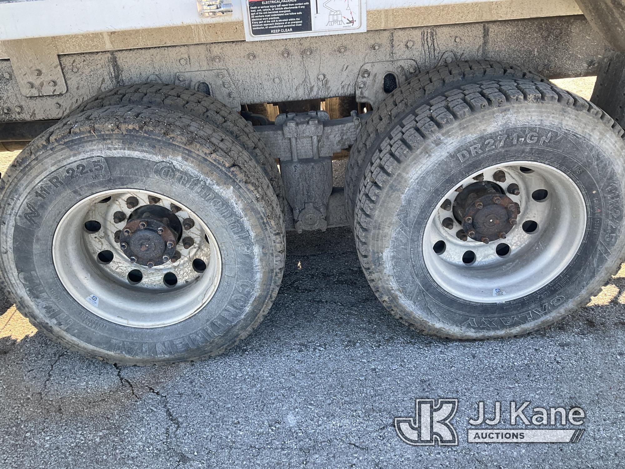 (Kansas City, MO) Altec AH100, Articulating & Telescopic Material Handling Bucket Truck rear mounted