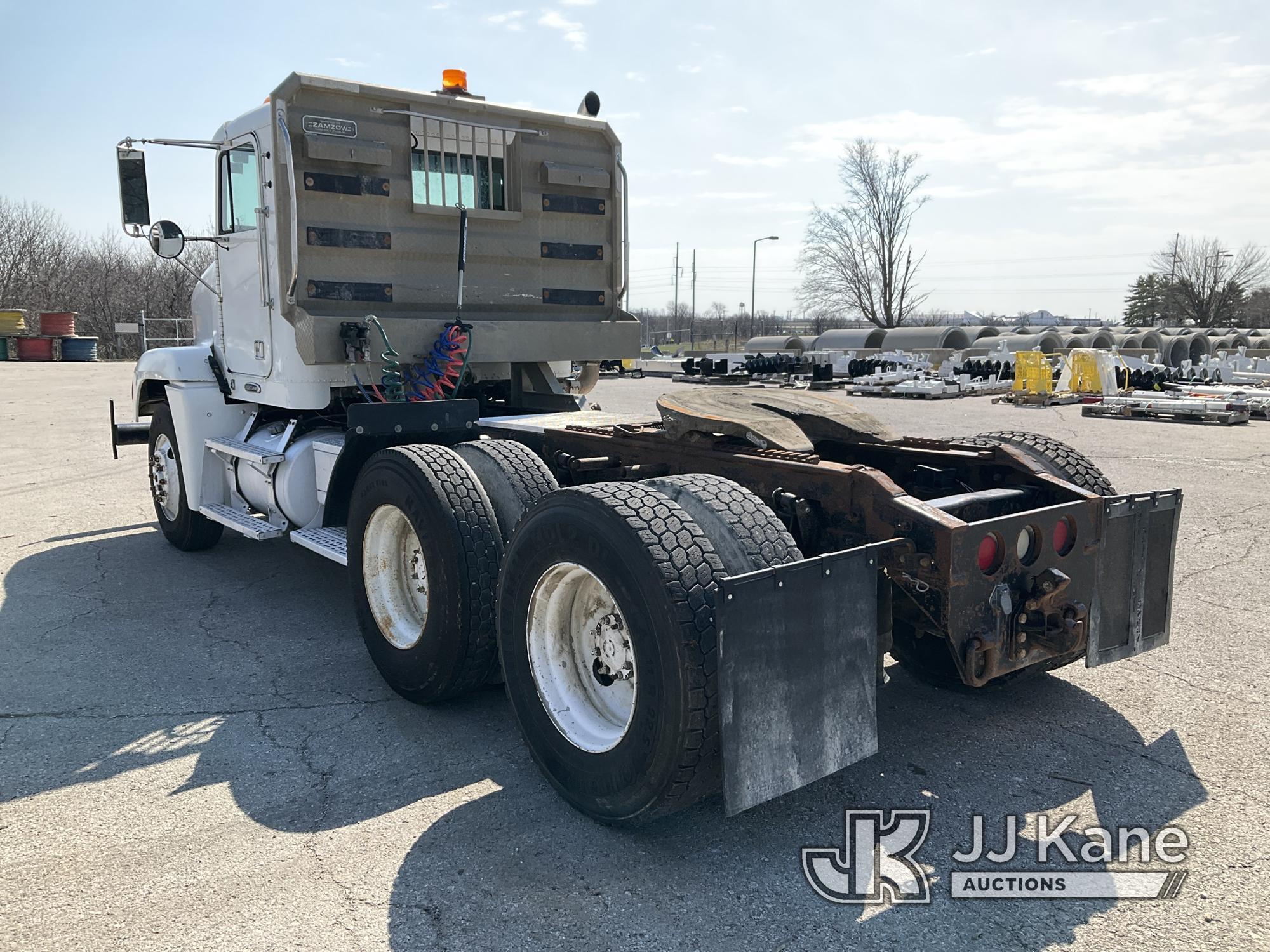 (Kansas City, MO) 2001 Freightliner FLD120 T/A Truck Tractor Runs & Moves