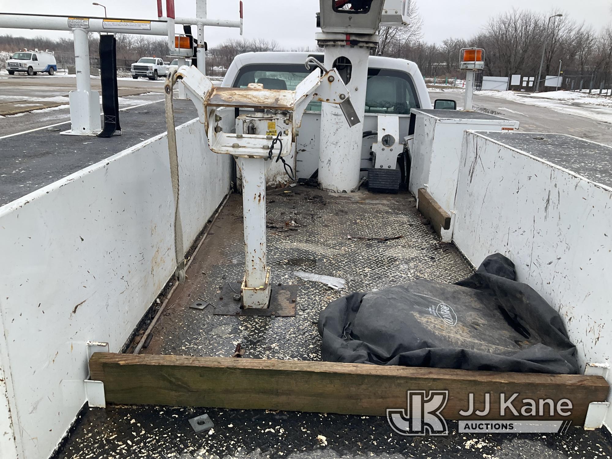 (Kansas City, MO) Altec AT40-MH, Articulating & Telescopic Material Handling Bucket Truck mounted be