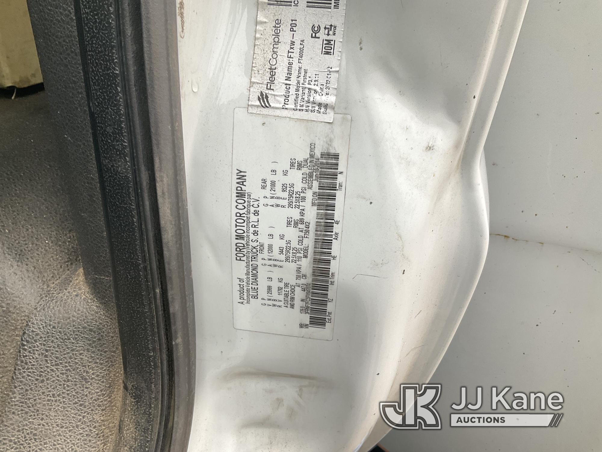 (Waxahachie, TX) 2015 Ford F750 Chipper Dump Truck Runs & Moves) (Check Engine Light On, Body Damage