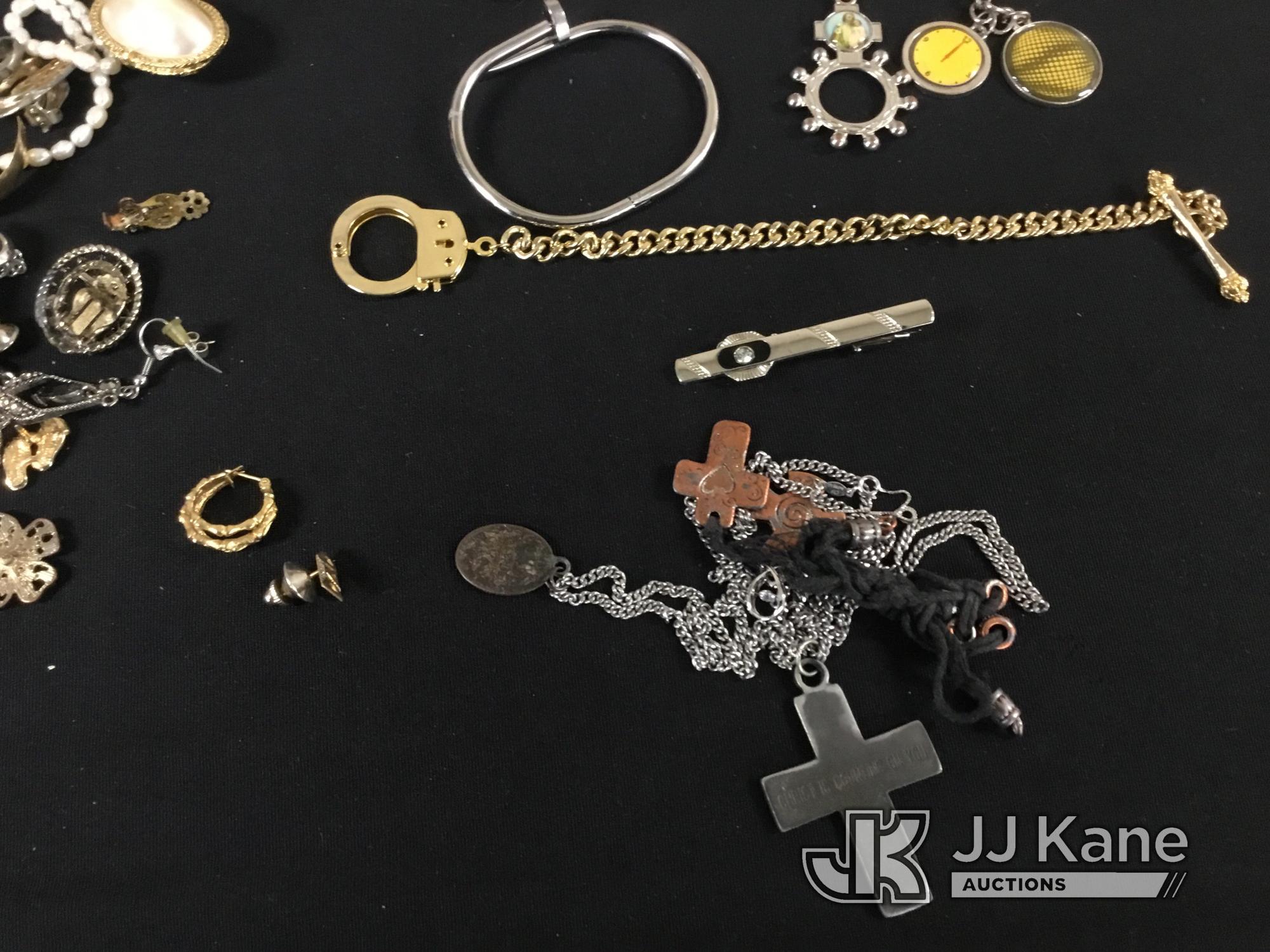 (Jurupa Valley, CA) Jewelry | possibly costume jewelry | authenticity unknown (Used) NOTE: This unit