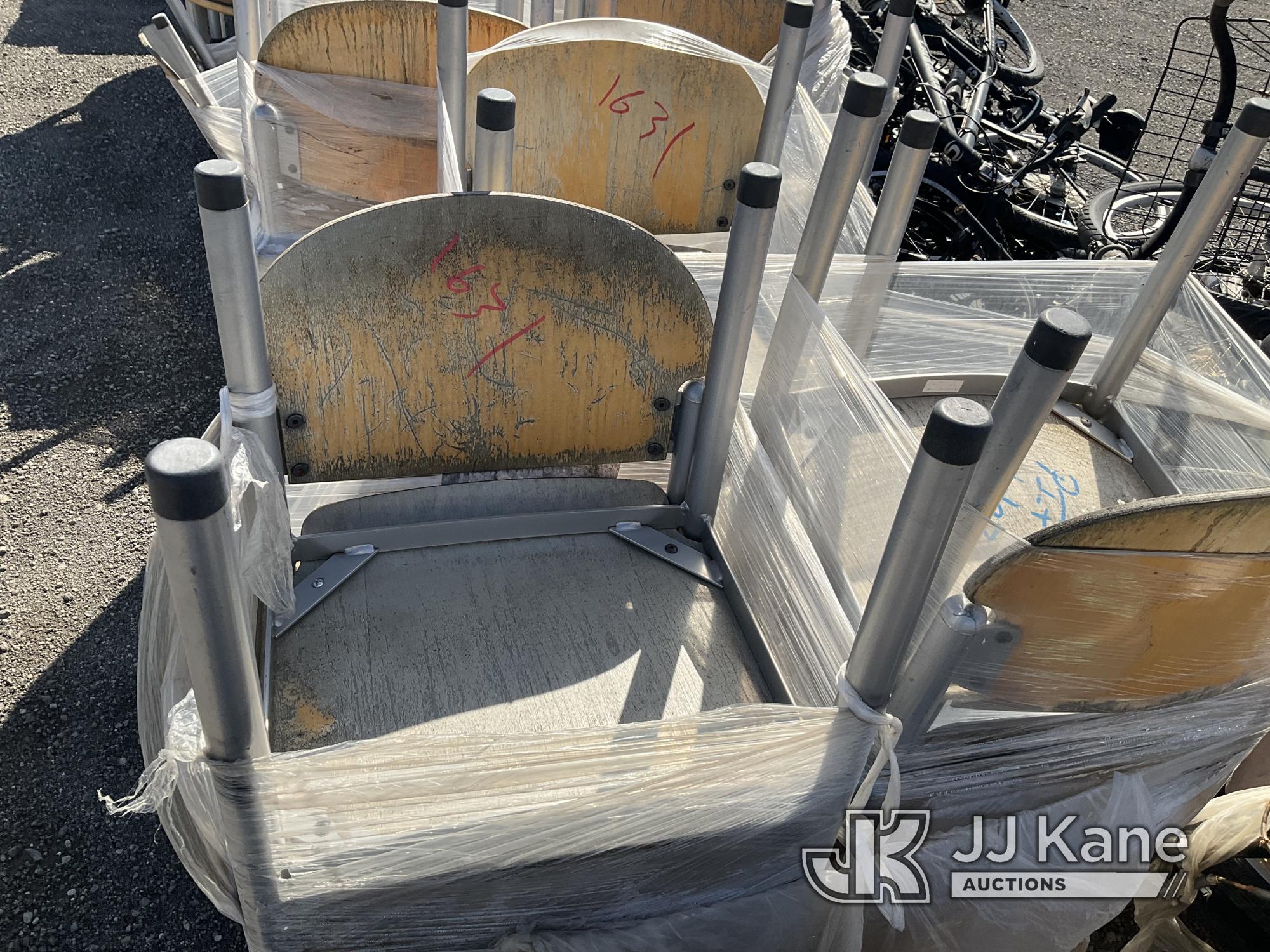 (Jurupa Valley, CA) Tables & Chairs (Used) NOTE: This unit is being sold AS IS/WHERE IS via Timed Au