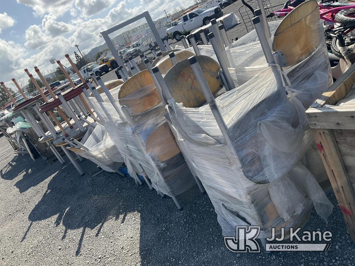 (Jurupa Valley, CA) Tables & Chairs (Used) NOTE: This unit is being sold AS IS/WHERE IS via Timed Au