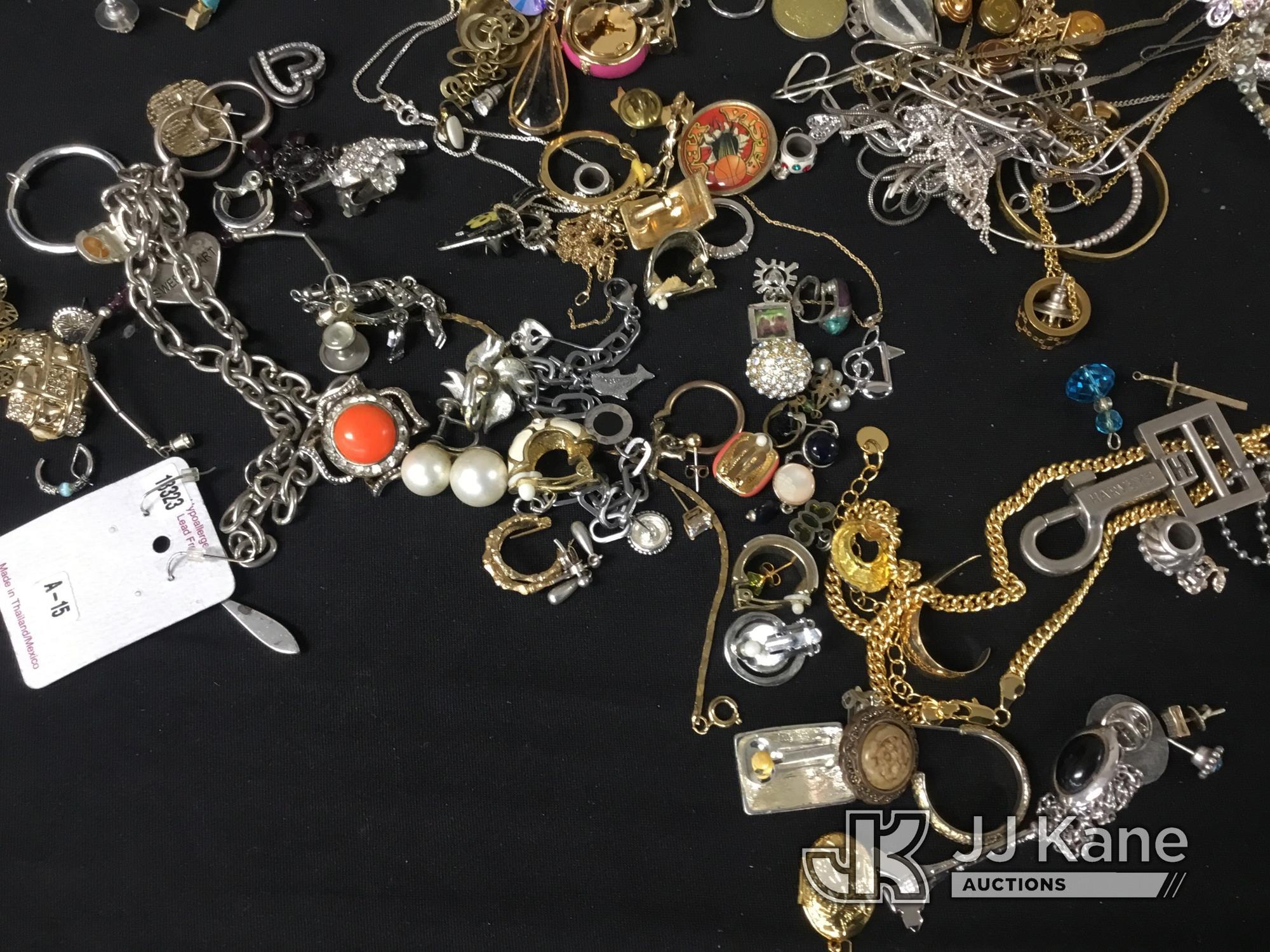 (Jurupa Valley, CA) Jewelry | possibly costume jewelry | authenticity unknown (Used) NOTE: This unit