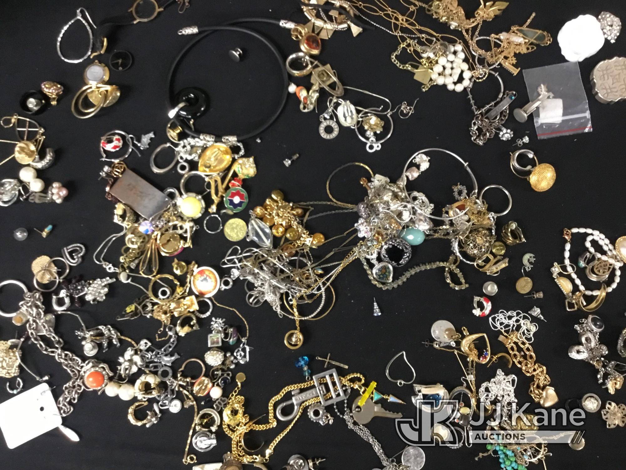 (Jurupa Valley, CA) Jewelry | possibly costume jewelry | authenticity unknown (Used) NOTE: This unit