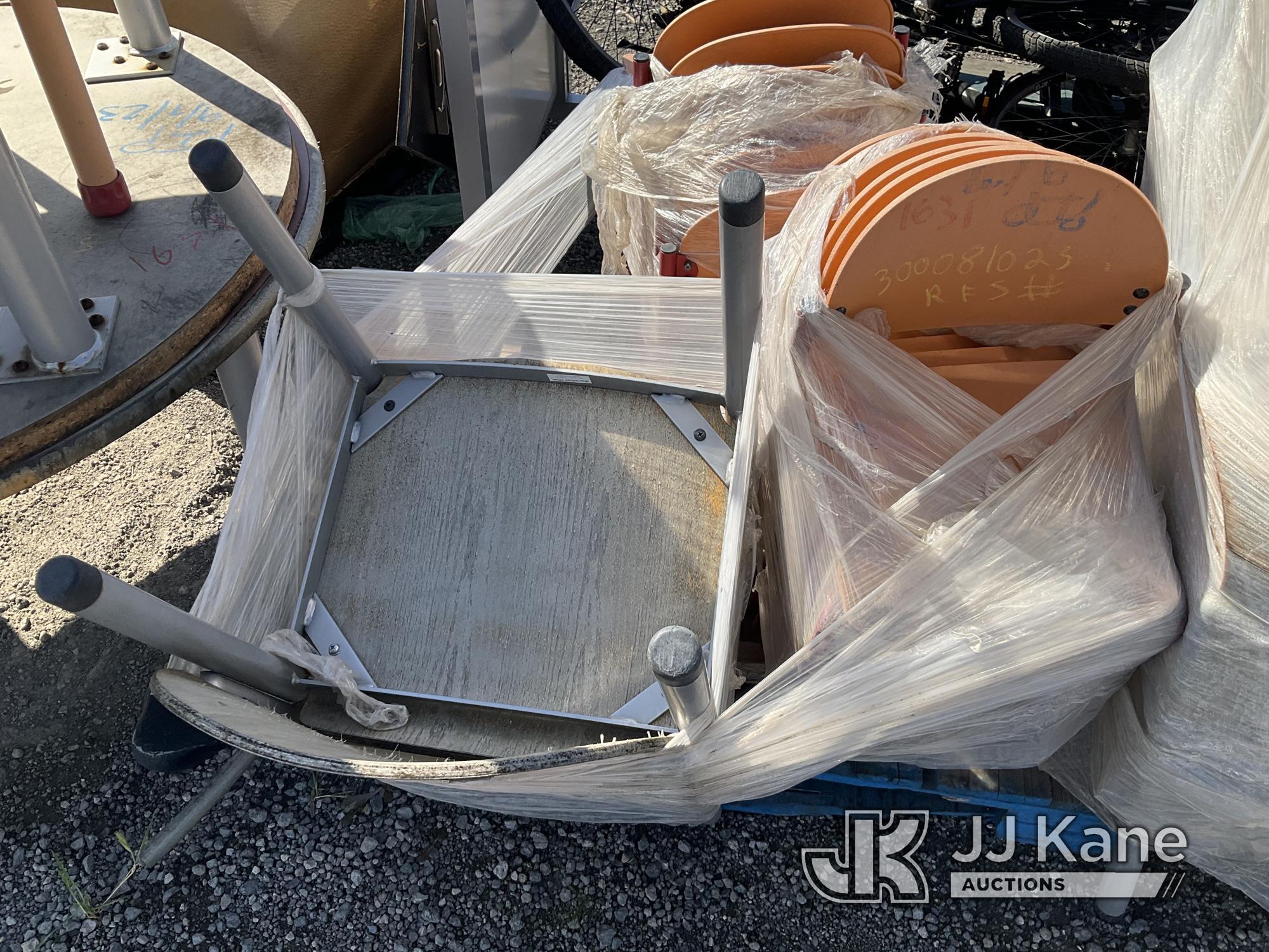 (Jurupa Valley, CA) Tables & Chairs (Used) NOTE: This unit is being sold AS IS/WHERE IS via Timed Au