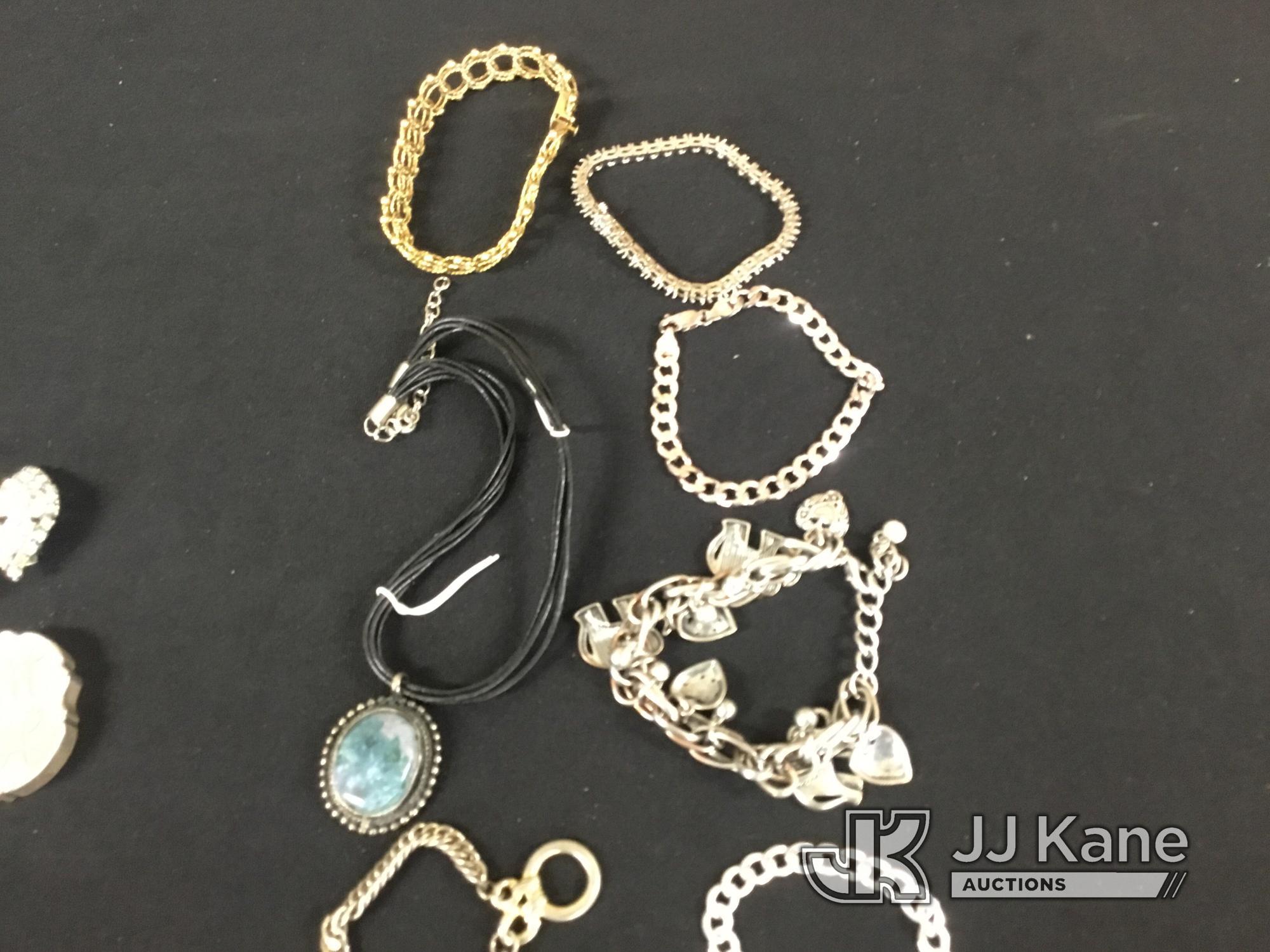 (Jurupa Valley, CA) Jewelry | possibly costume jewelry | authenticity unknown (Used) NOTE: This unit