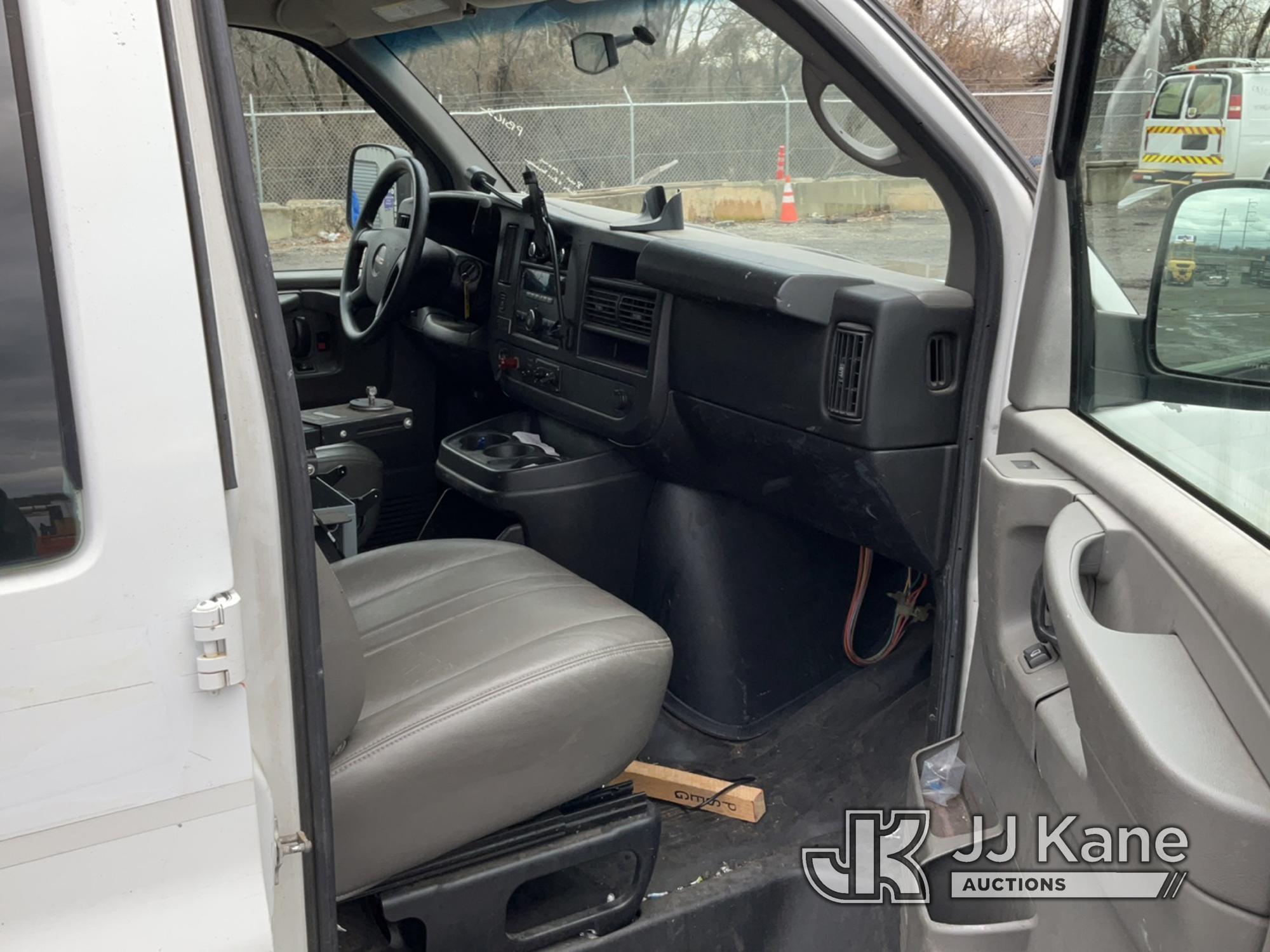 (Plymouth Meeting, PA) 2010 GMC Savana G3500 Cargo Van Runs & Moves, Body & Rust Damage