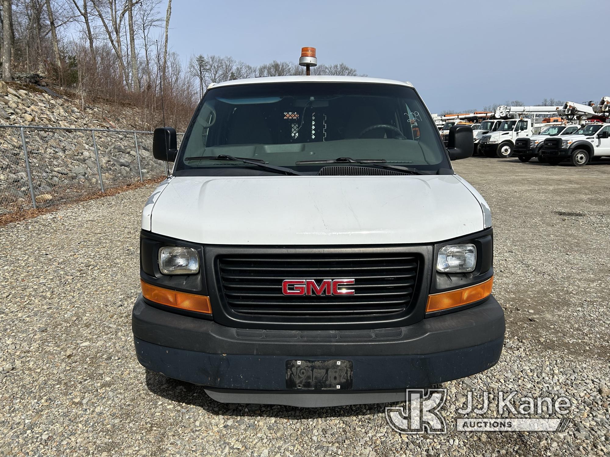 (Shrewsbury, MA) 2010 GMC Savana G2500 Cargo Van Runs & Moves) (Body & Rust Damage