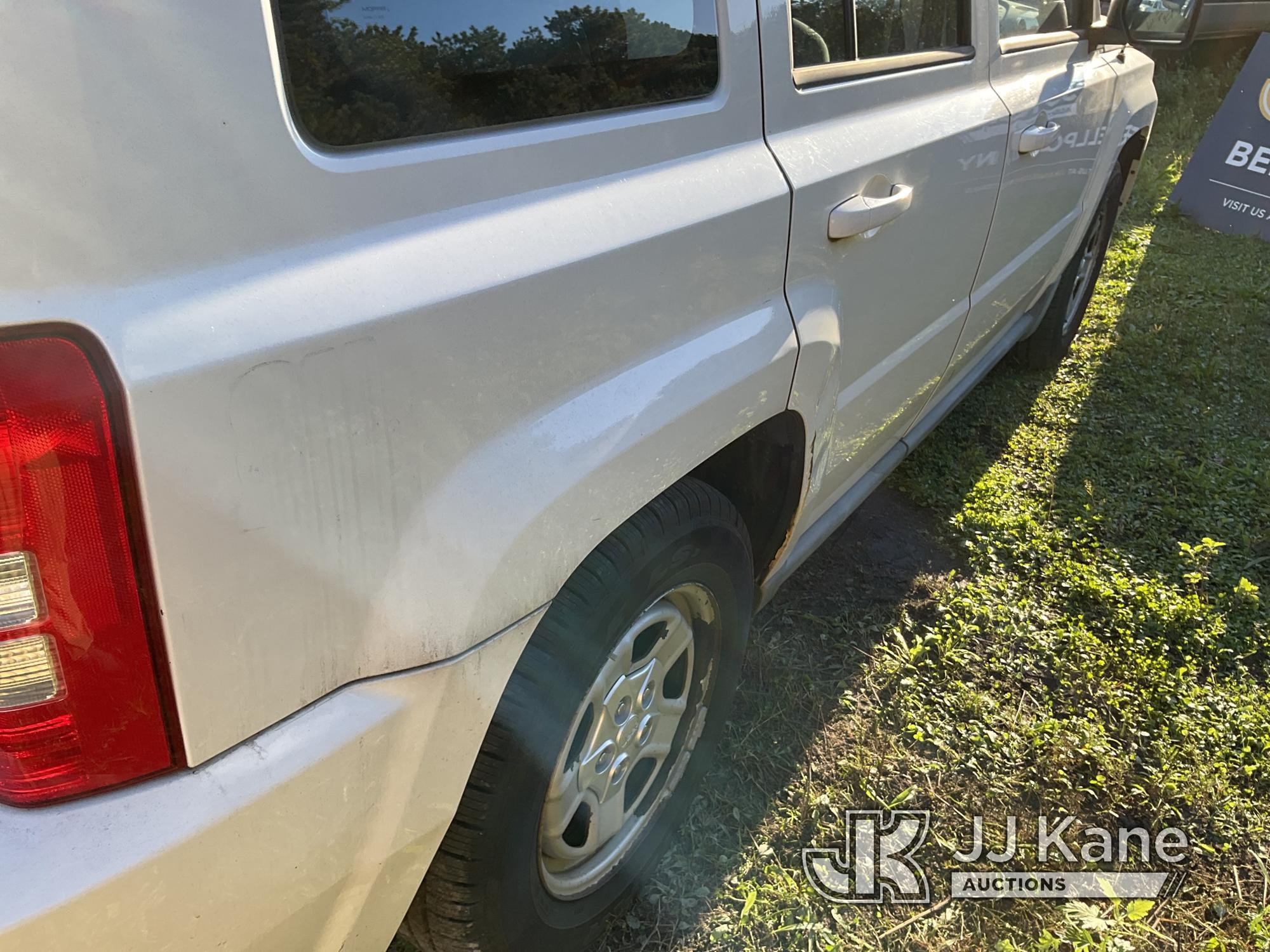 (Bellport, NY) 2010 Jeep Patriot 4x4 4-Door Sport Utility Vehicle Runs & Moves, Engine Light On, Bod