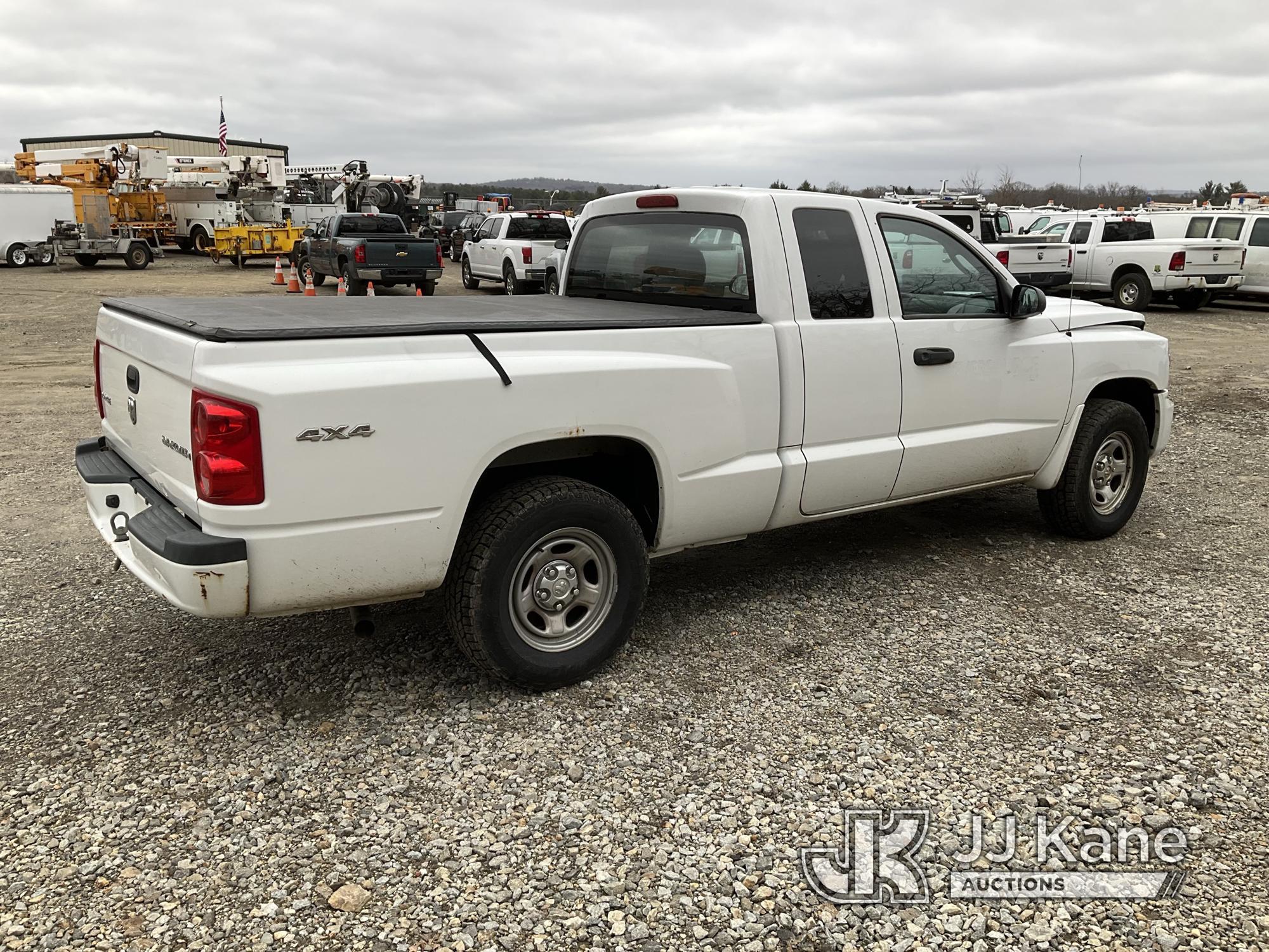 (Shrewsbury, MA) 2011 Dodge Dakota 4x4 Extended-Cab Pickup Truck Runs & Moves) (Bad Battery, Rust Da