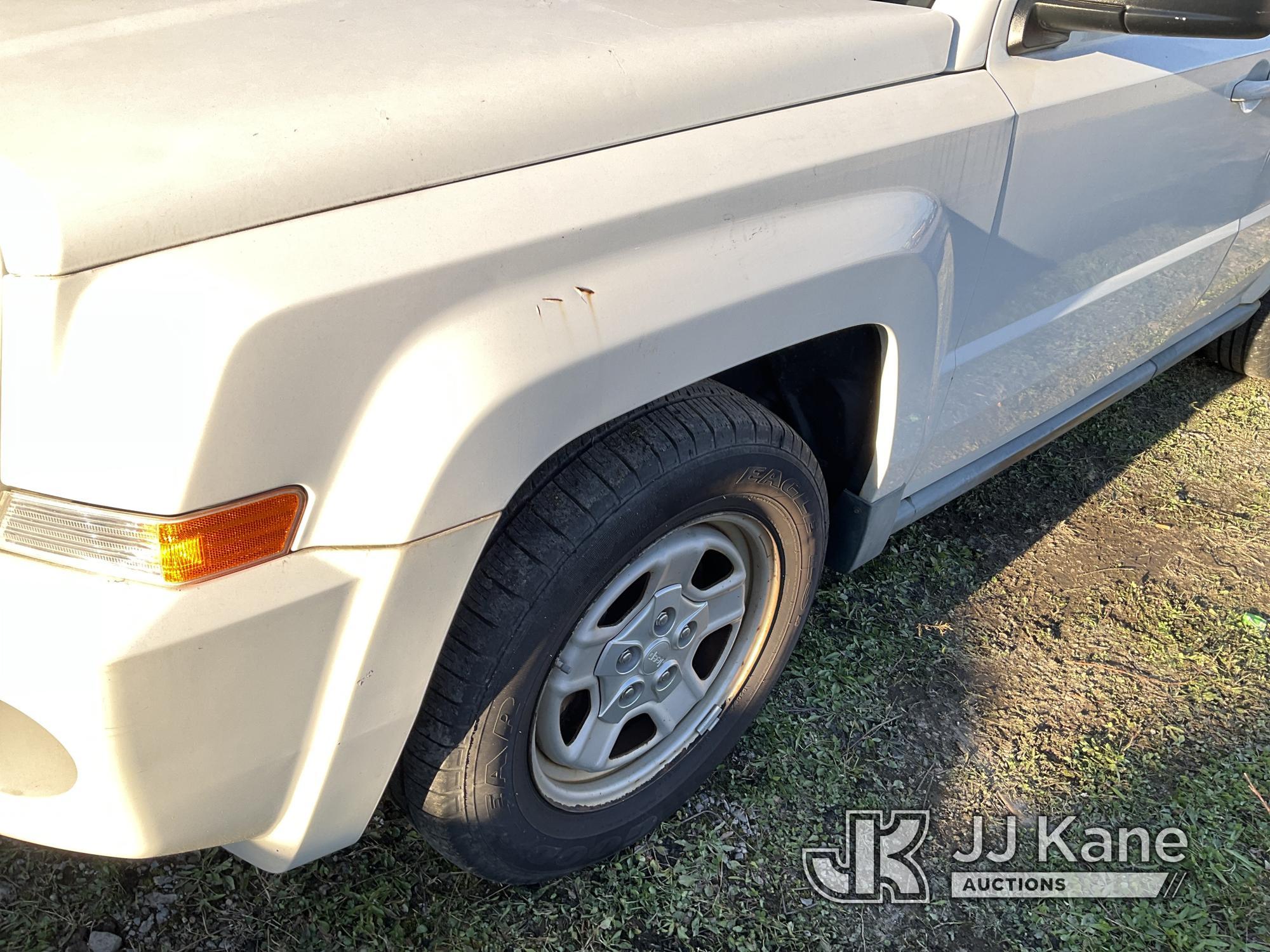 (Bellport, NY) 2010 Jeep Patriot 4x4 4-Door Sport Utility Vehicle Runs & Moves, Engine Light On, Bod