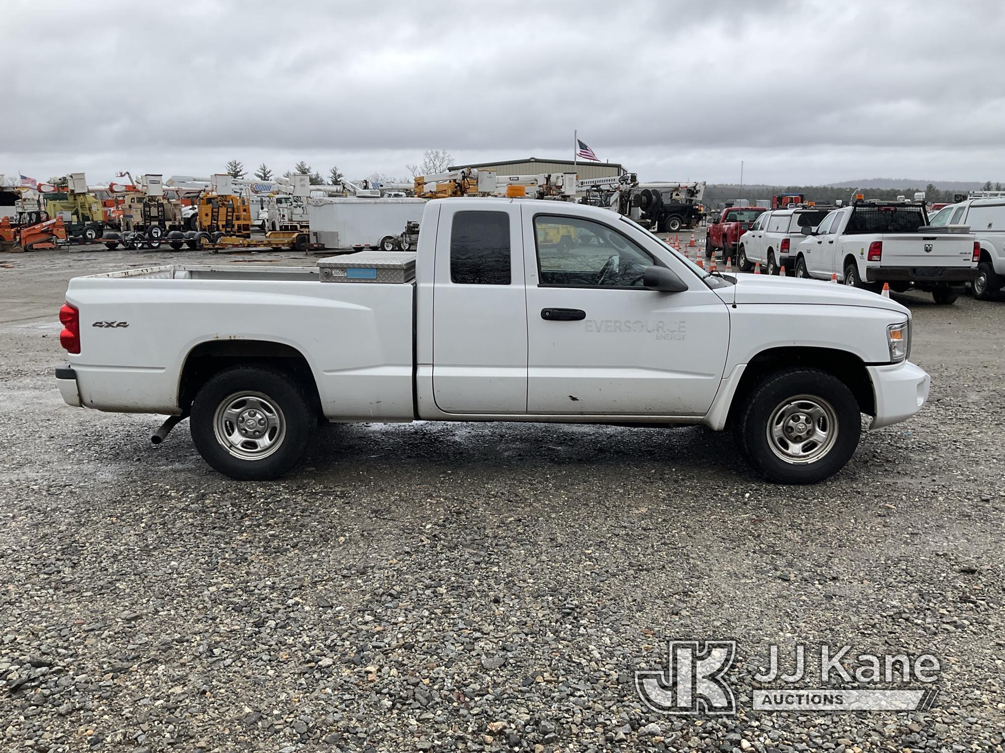 (Shrewsbury, MA) 2011 Dodge Dakota 4x4 Extended-Cab Pickup Truck Runs & Moves) (Rust Damage, Worn In