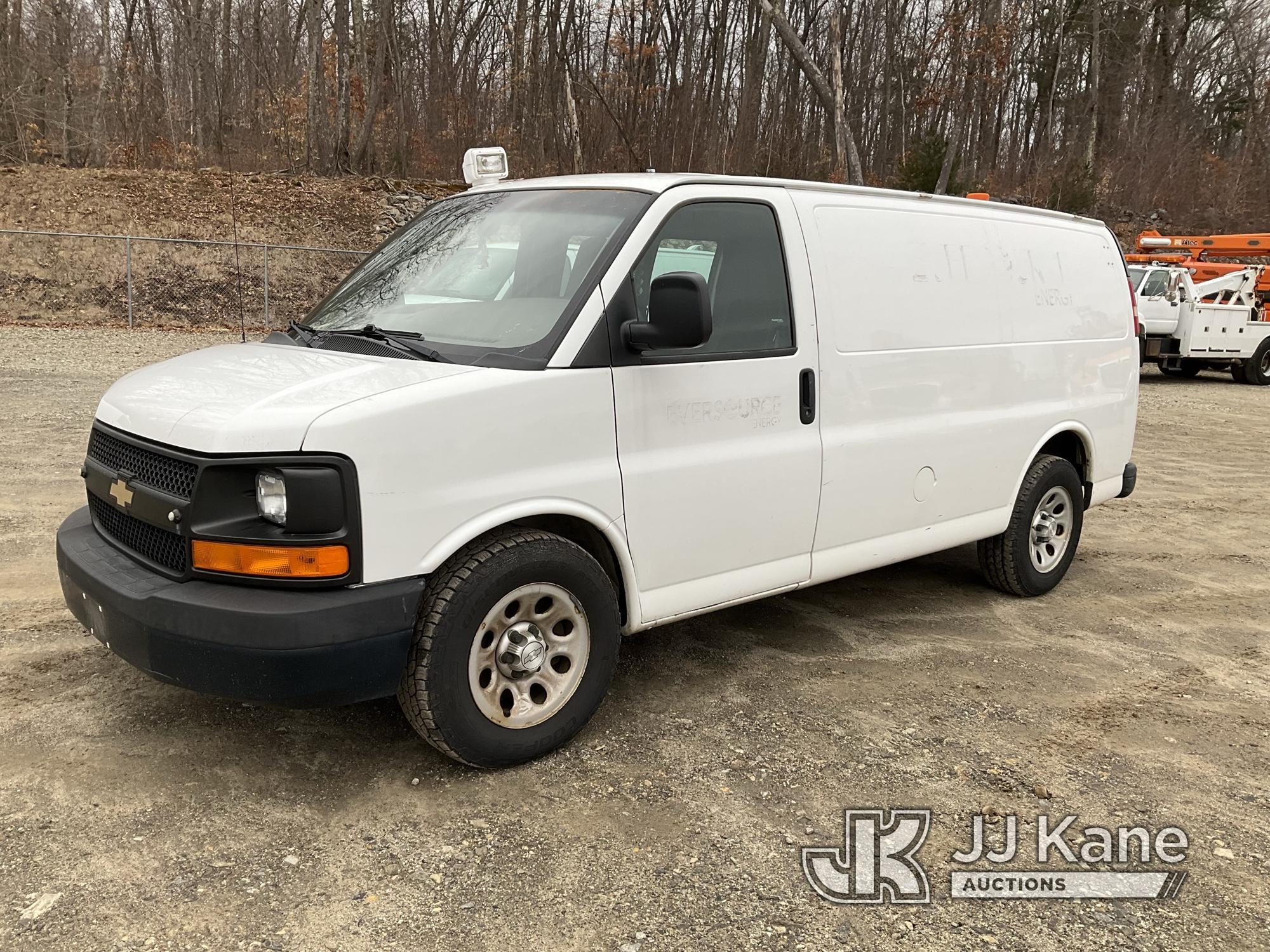 (Shrewsbury, MA) 2014 Chevrolet Express G1500 AWD Cargo Van Runs & Moves) (Rust Damage, Bad Curbside