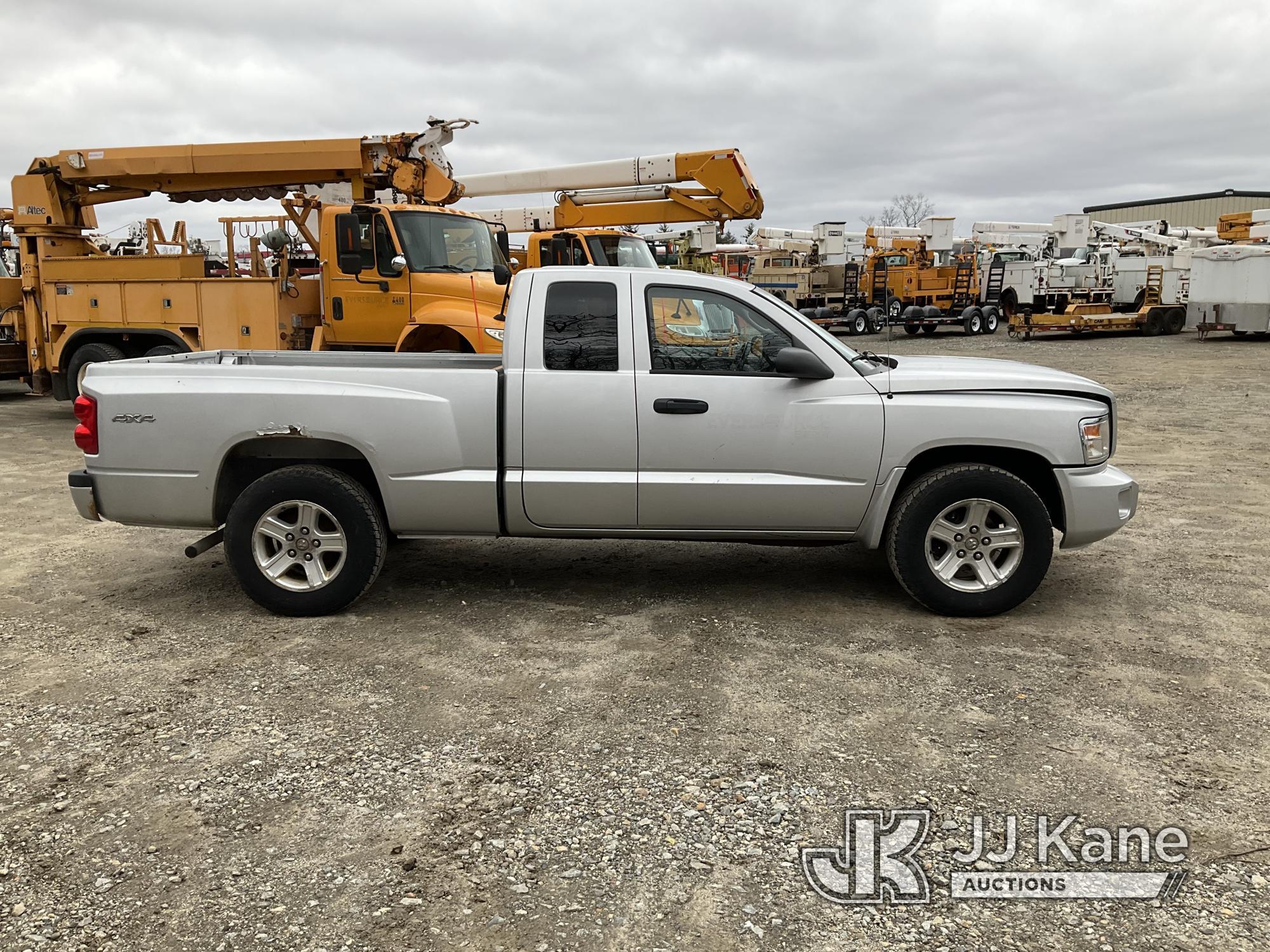 (Shrewsbury, MA) 2011 Dodge Dakota 4x4 Extended-Cab Pickup Truck Runs & Moves) (Bad Battery, Rust Da