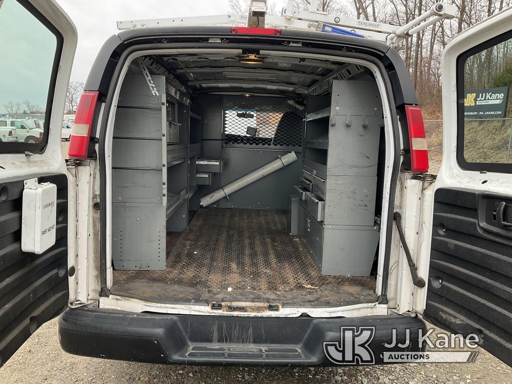 (Shrewsbury, MA) 2011 GMC Savana G1500 AWD Cargo Van Runs & Moves) (Bad Front Curbside Tire, Tire Of