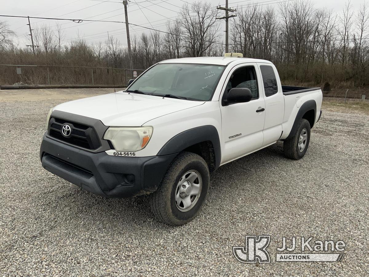 (Fort Wayne, IN) 2015 Toyota Tacoma 4x4 Extended-Cab Pickup Truck Runs & Moves