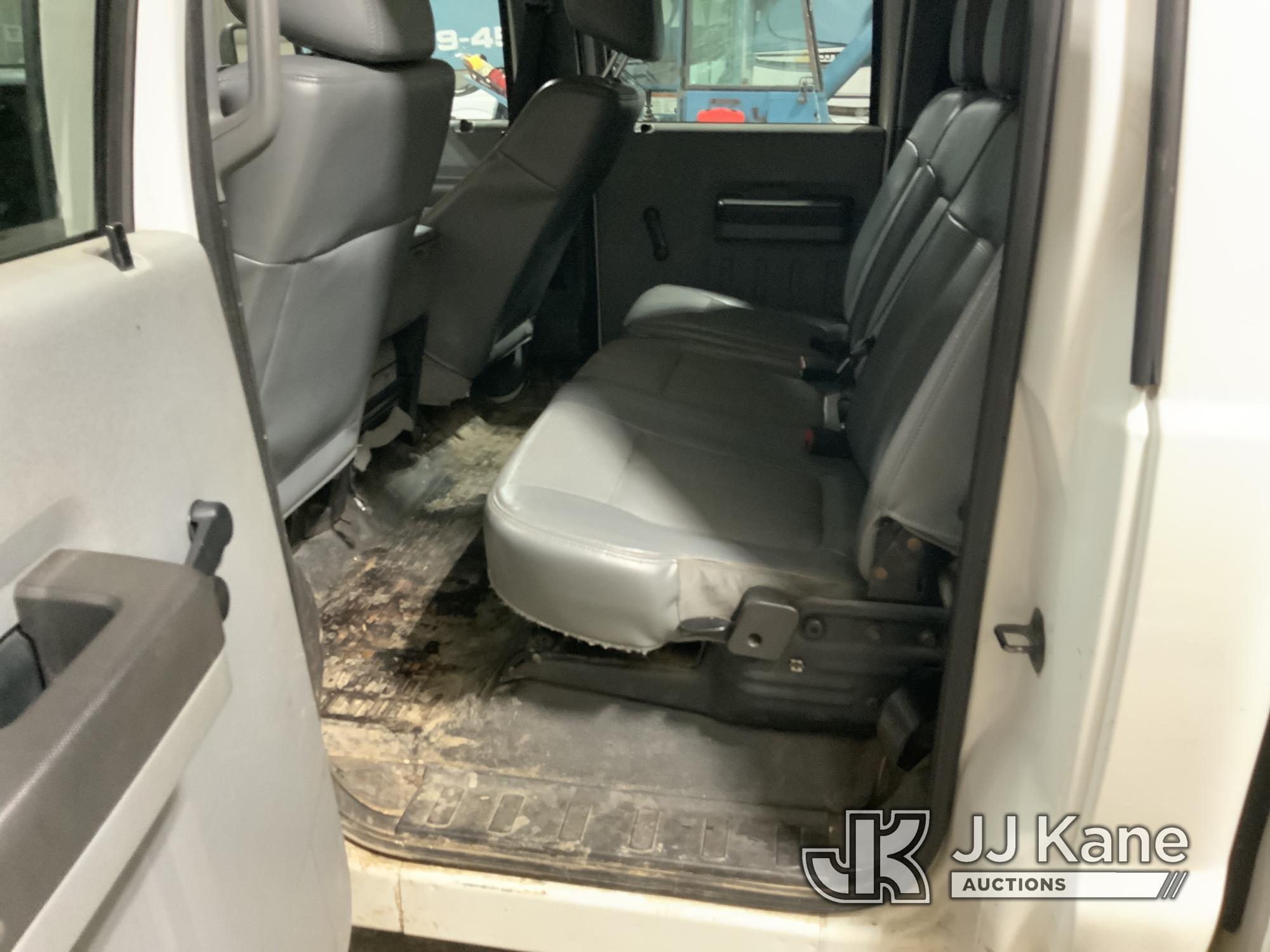 (Fort Wayne, IN) 2015 Ford F250 4x4 Crew-Cab Pickup Truck Runs & Moves) (Check Engine Light On, Body