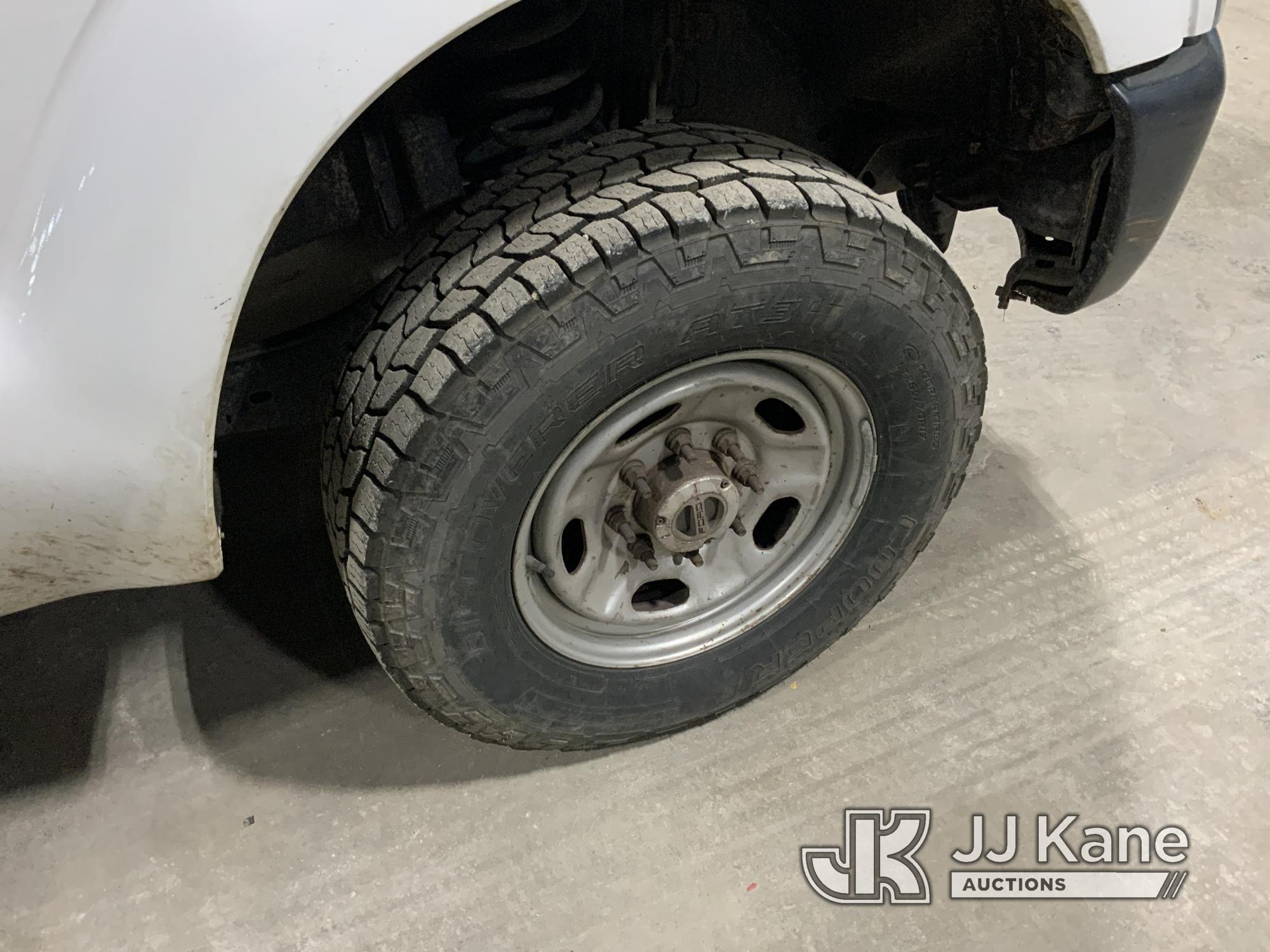 (Fort Wayne, IN) 2015 Ford F250 4x4 Crew-Cab Pickup Truck Runs & Moves) (Check Engine Light On, Body