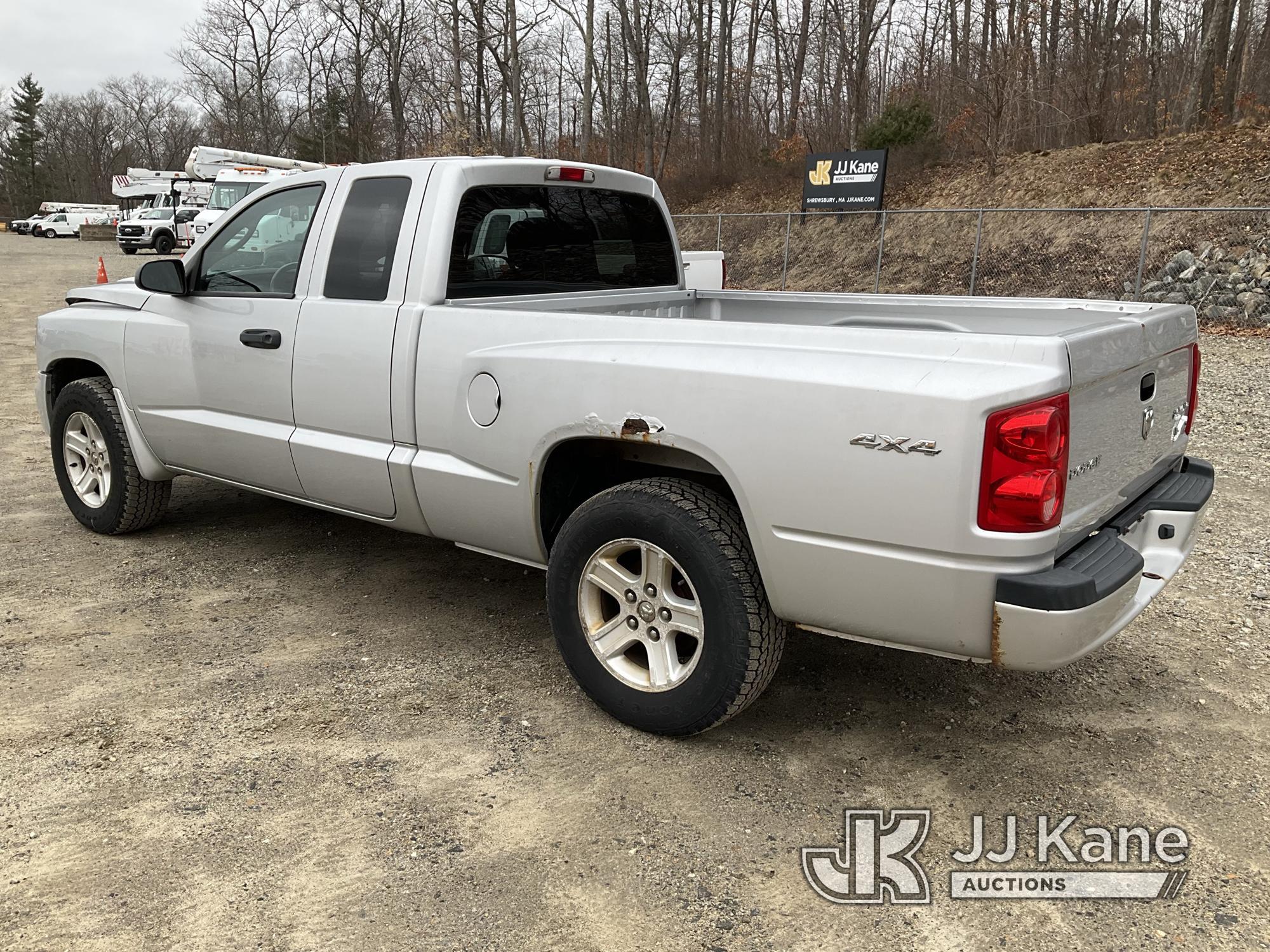 (Shrewsbury, MA) 2011 Dodge Dakota 4x4 Extended-Cab Pickup Truck Runs & Moves) (Bad Battery, Rust Da