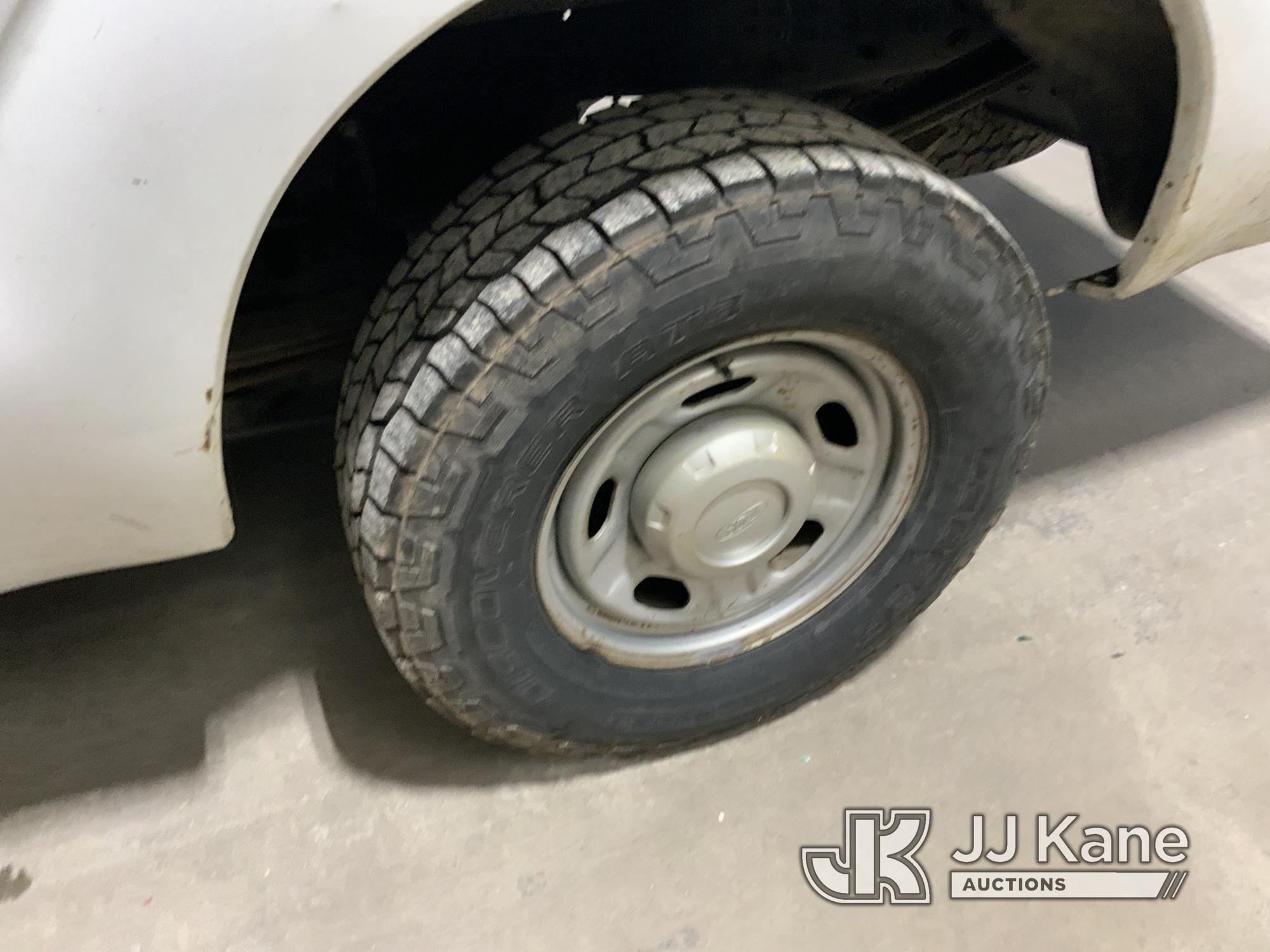 (Fort Wayne, IN) 2015 Ford F250 4x4 Crew-Cab Pickup Truck Runs & Moves) (Check Engine Light On, Body