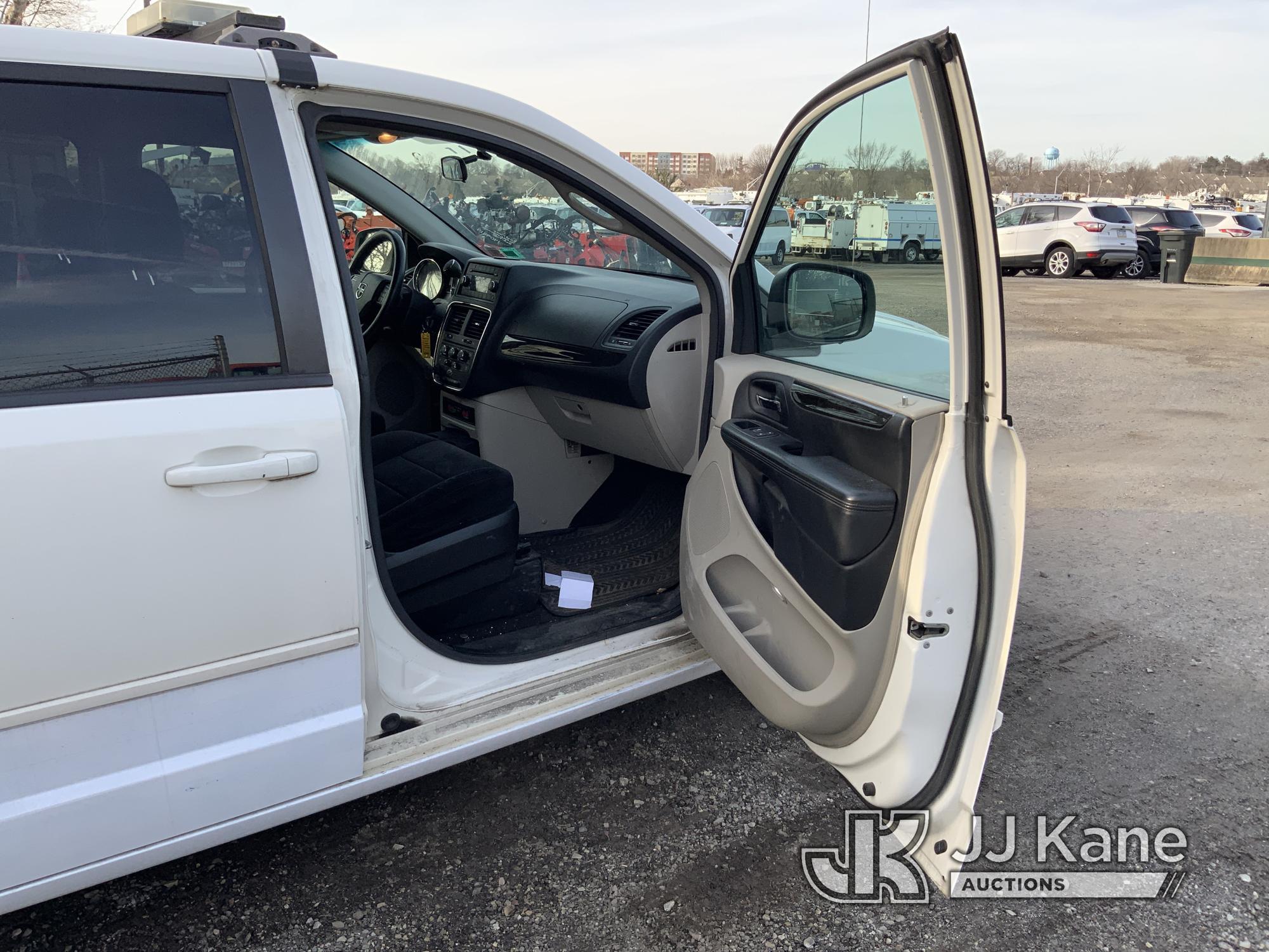 (Plymouth Meeting, PA) 2013 Dodge Grand Caravan Mini Passenger Van Runs & Moves, Body & Rust Damage,