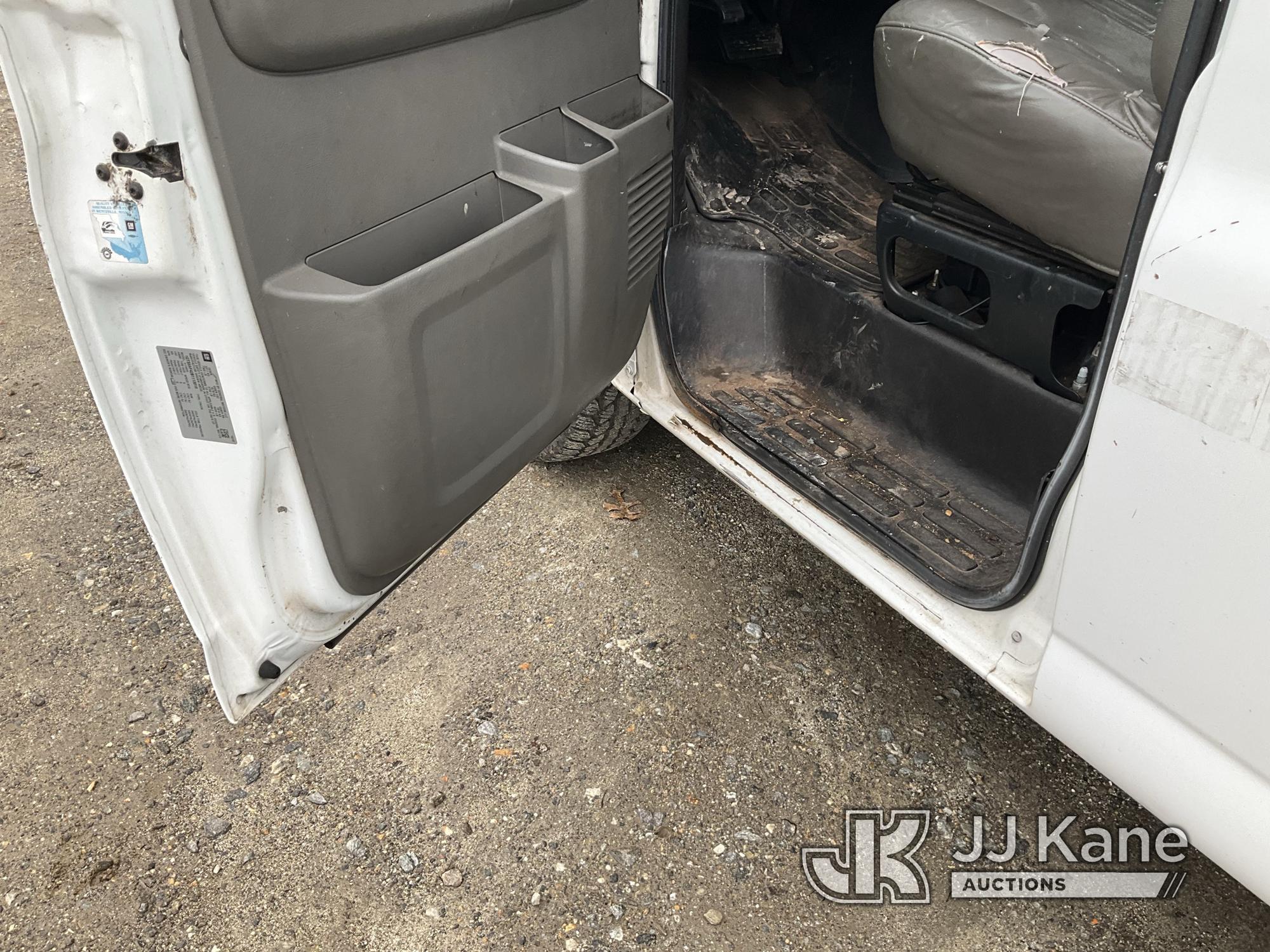 (Shrewsbury, MA) 2011 GMC Savana G1500 AWD Cargo Van Runs & Moves) (Bad Front Curbside Tire, Tire Of