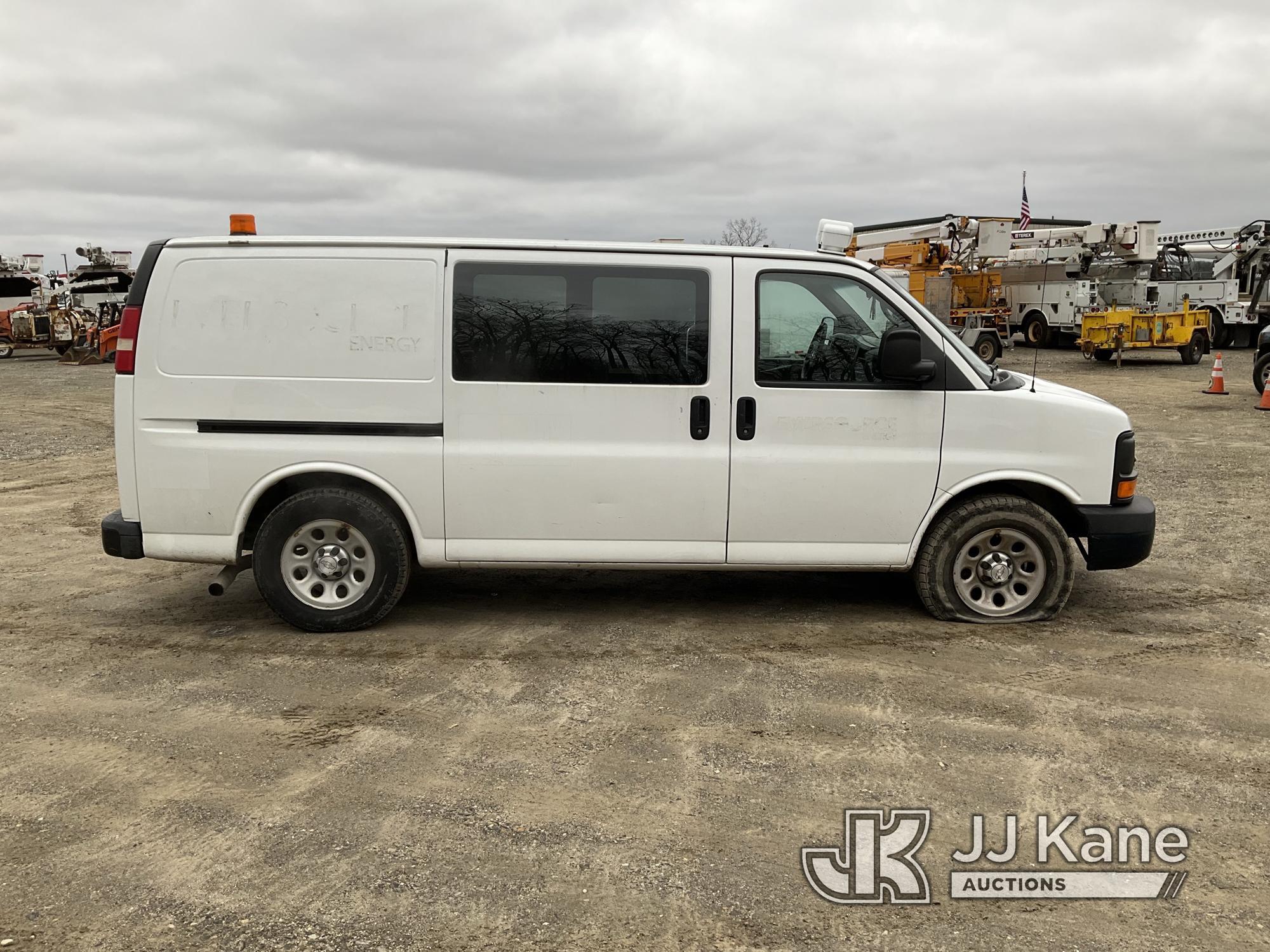 (Shrewsbury, MA) 2014 Chevrolet Express G1500 AWD Cargo Van Runs & Moves) (Rust Damage, Bad Curbside