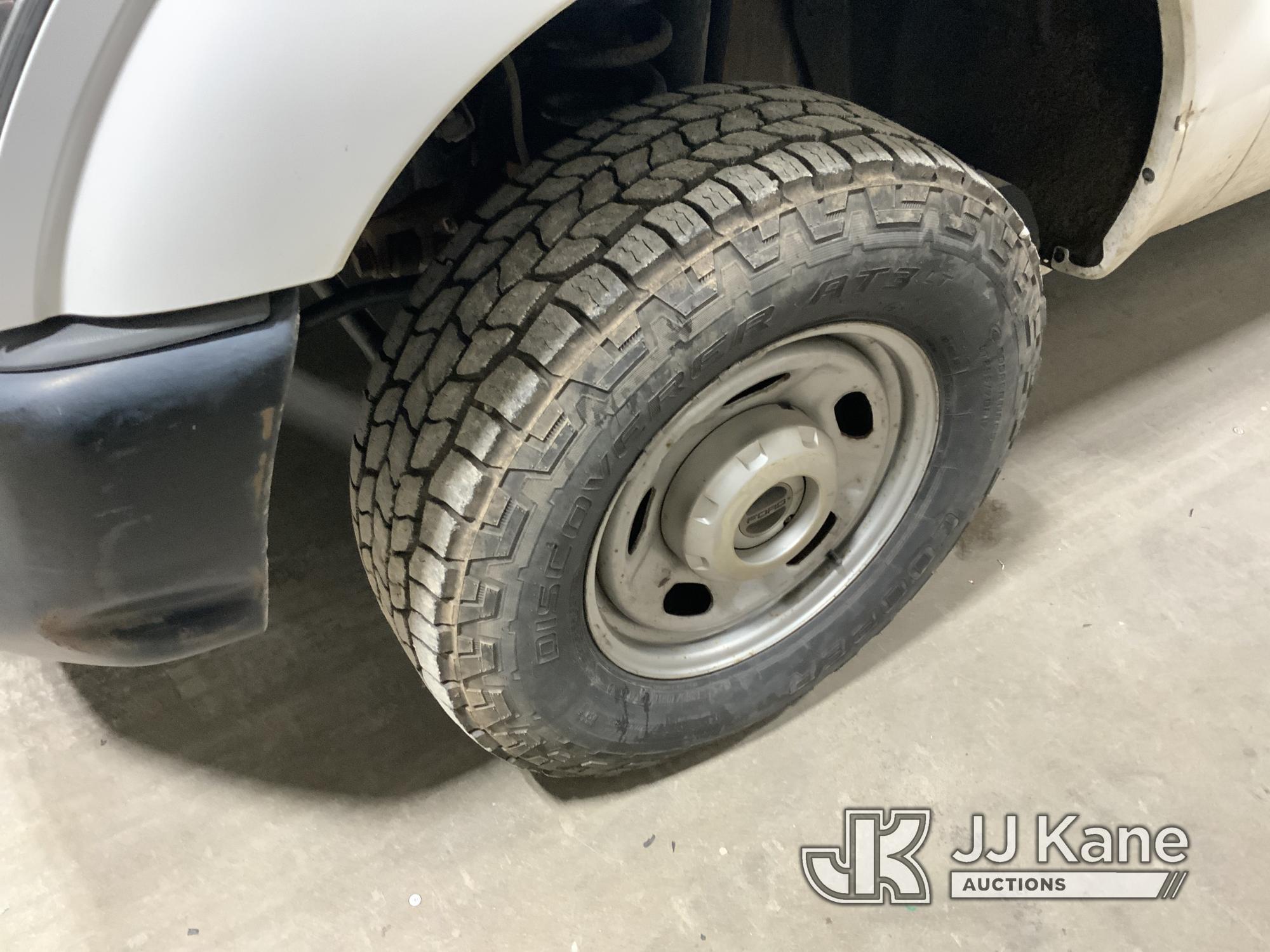 (Fort Wayne, IN) 2015 Ford F250 4x4 Crew-Cab Pickup Truck Runs & Moves) (Check Engine Light On, Body