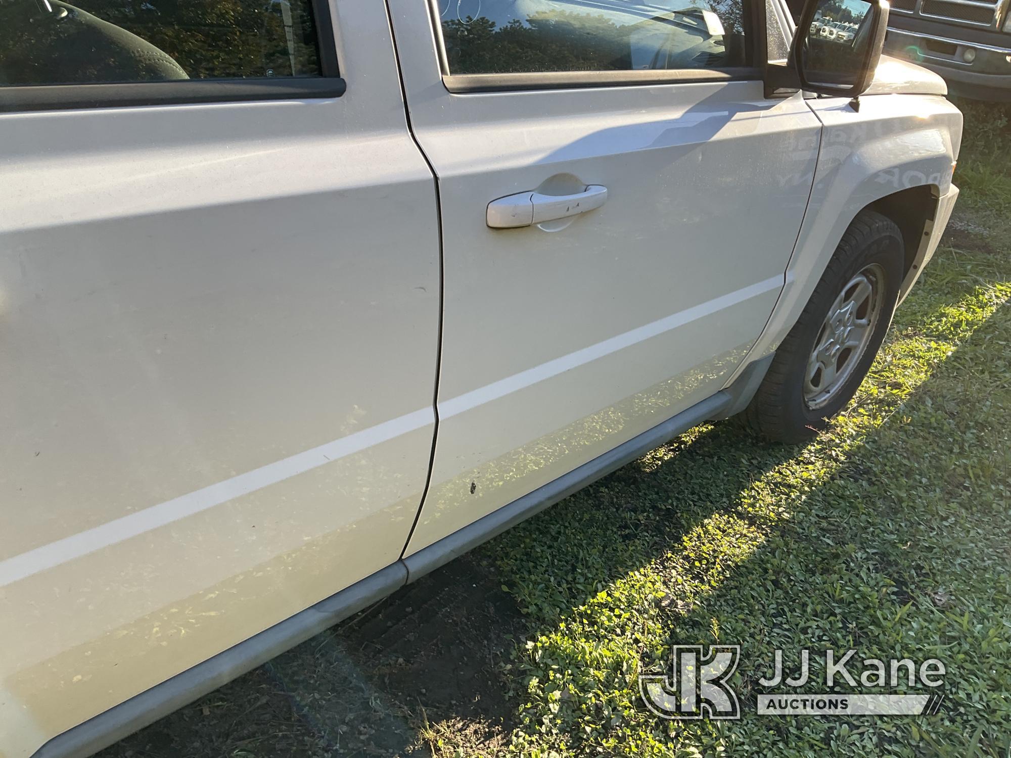 (Bellport, NY) 2010 Jeep Patriot 4x4 4-Door Sport Utility Vehicle Runs & Moves, Engine Light On, Bod