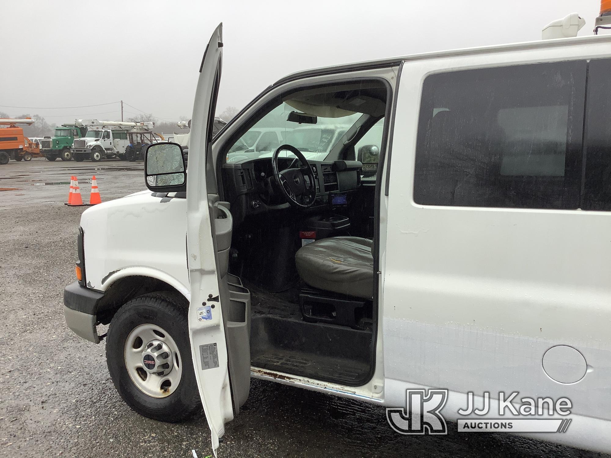 (Plymouth Meeting, PA) 2009 GMC Savana G3500 Passenger/Cargo Van Runs & Moves, Body & Rust Damage