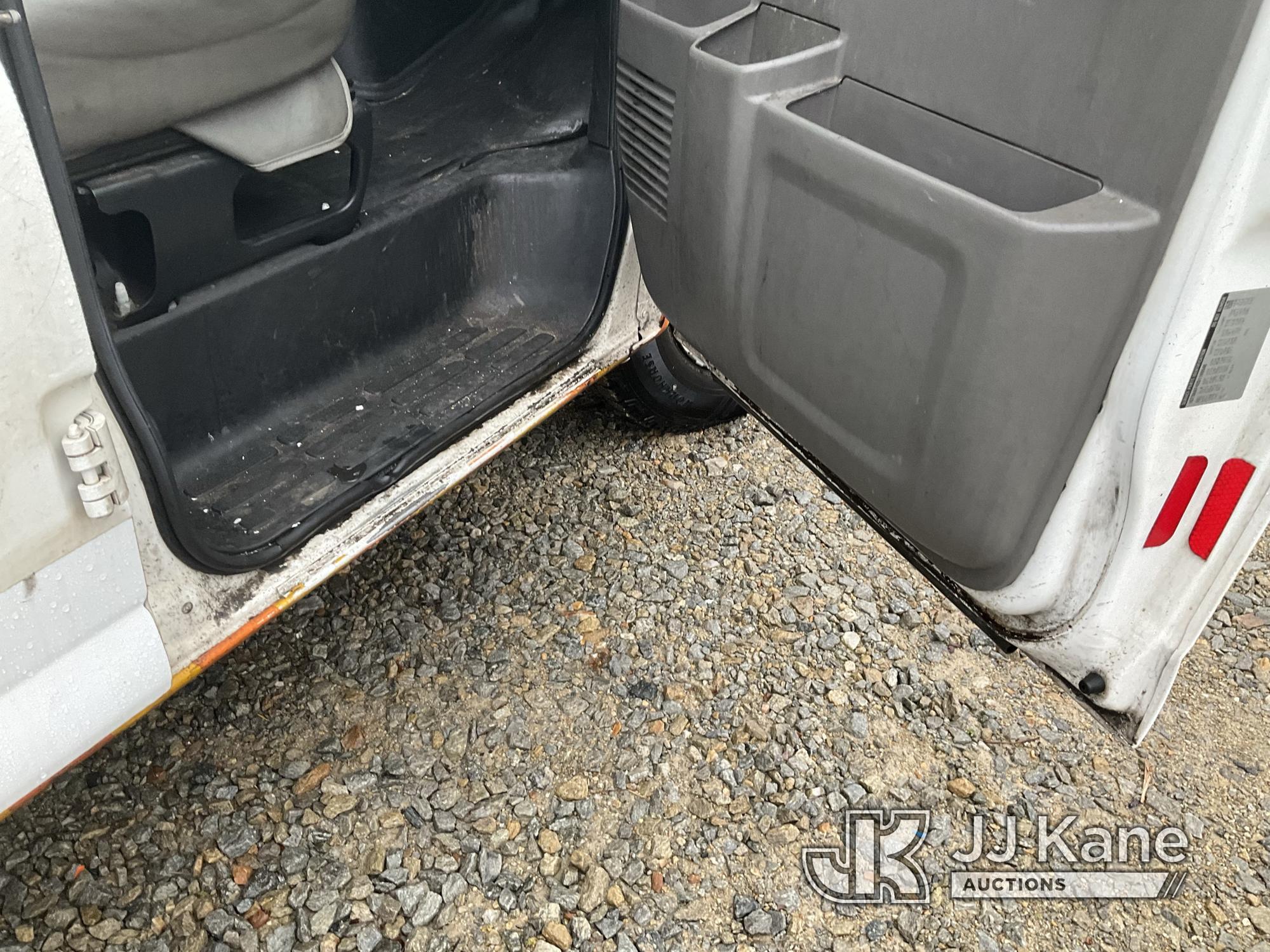 (Shrewsbury, MA) 2013 GMC Savana G1500 AWD Cargo Van Runs & Moves) (Sporadically Starts, Bad Battery