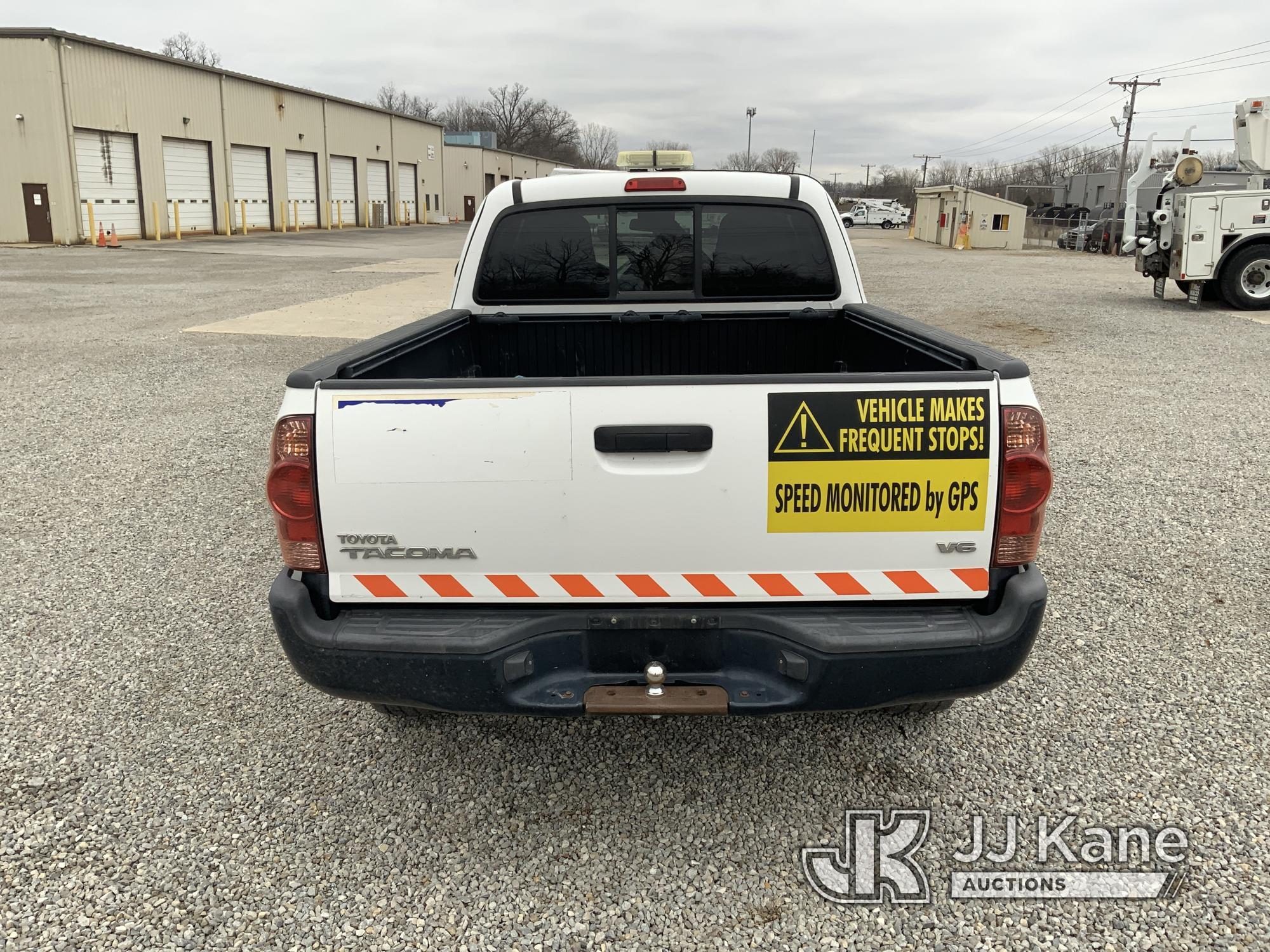 (Fort Wayne, IN) 2015 Toyota Tacoma 4x4 Extended-Cab Pickup Truck Runs & Moves