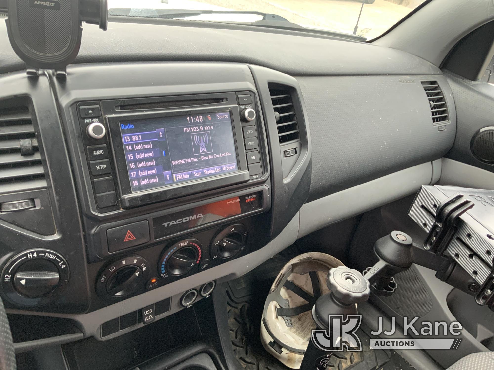 (Fort Wayne, IN) 2015 Toyota Tacoma 4x4 Extended-Cab Pickup Truck Runs & Moves
