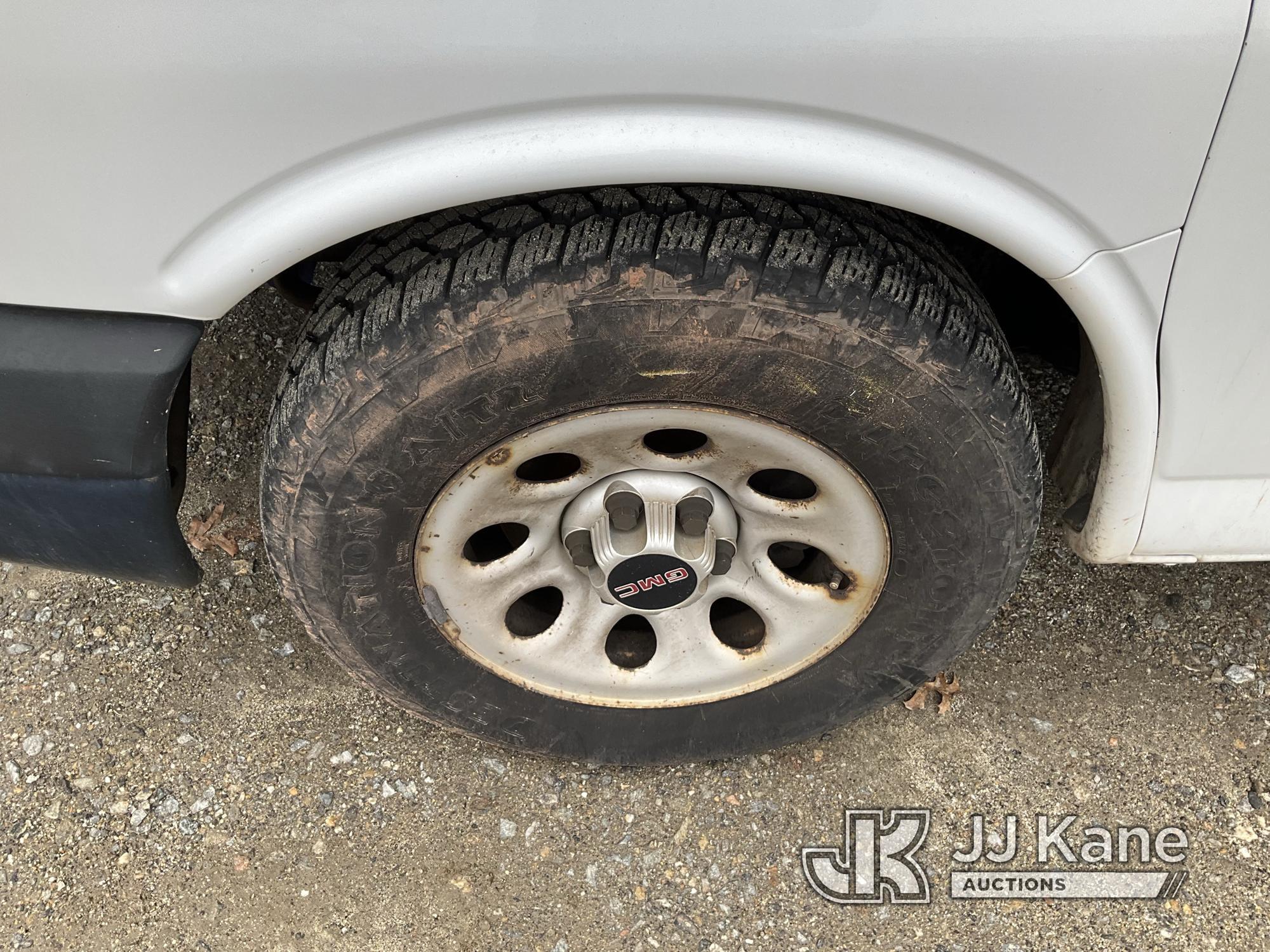 (Shrewsbury, MA) 2011 GMC Savana G1500 AWD Cargo Van Runs & Moves) (Bad Front Curbside Tire, Tire Of